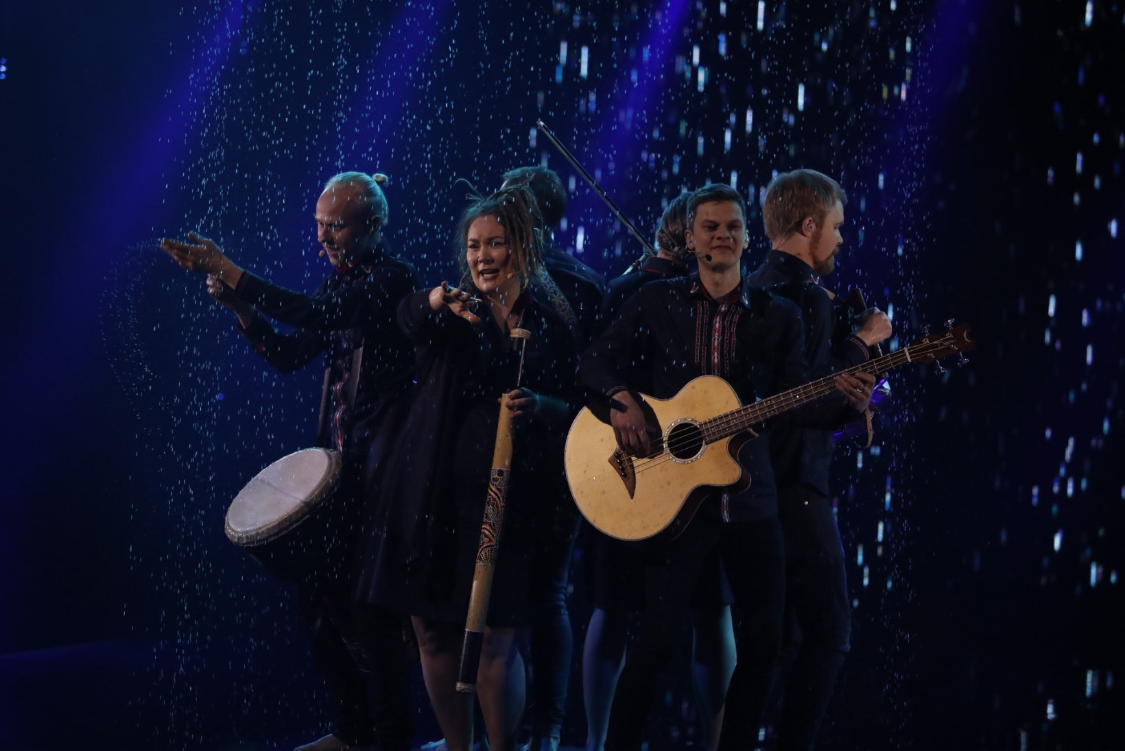 GALERII | "Eesti laulu" teises poolfinaalis on laval päris vihm ja palju tossu