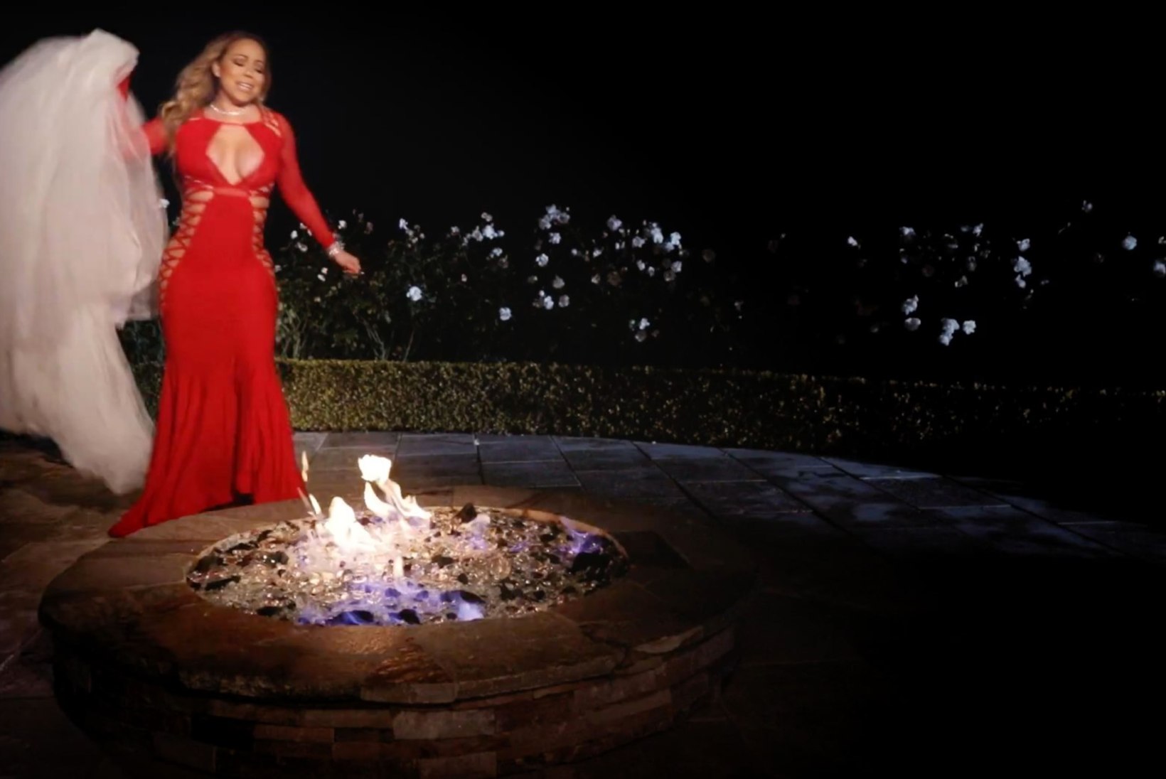 VAATA VIDEOT! Mariah Carey põletab 250 000 dollarit maksva pruutkleidi