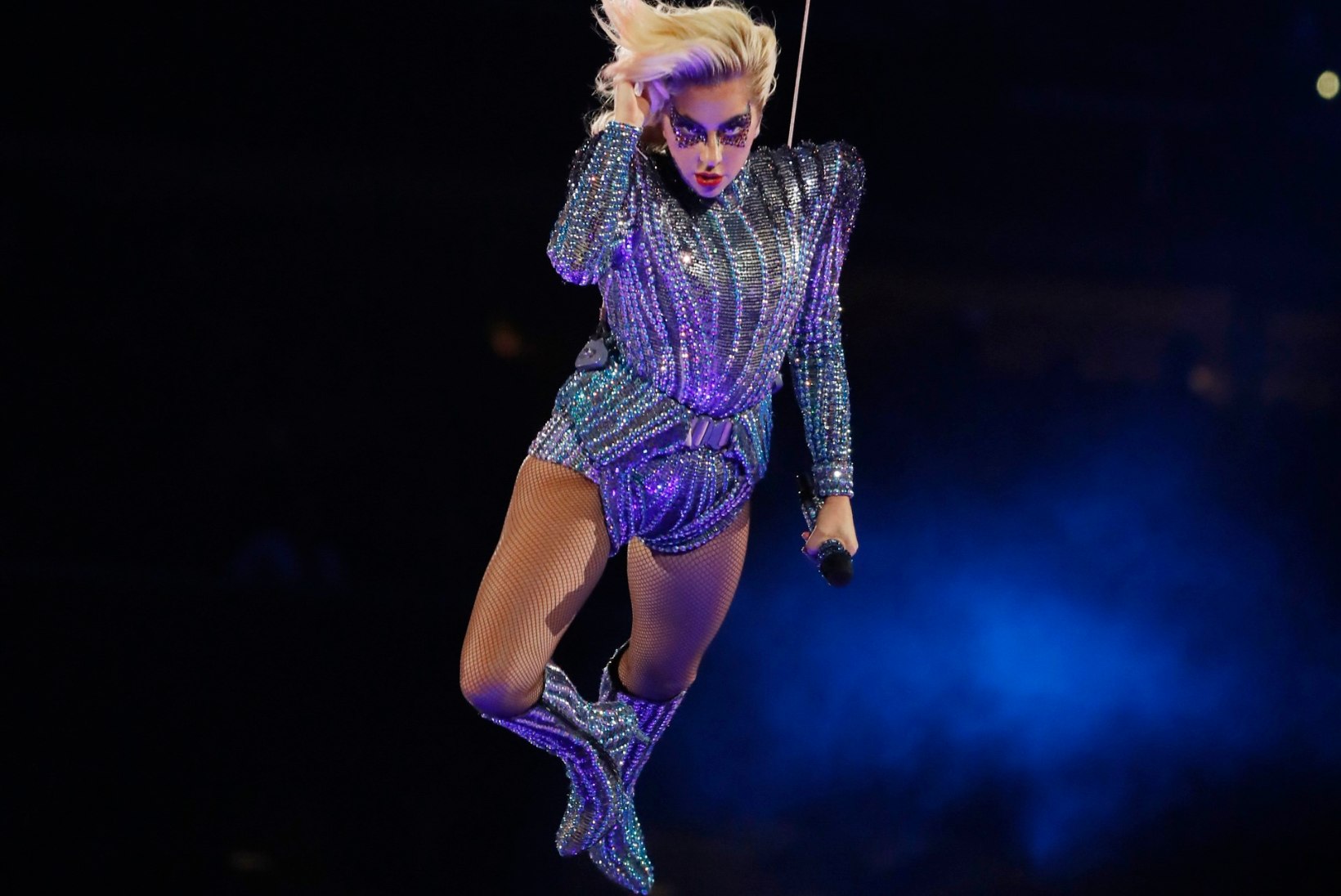 Lady Gaga hüppas Super Bowlil staadioni katuselt alla
