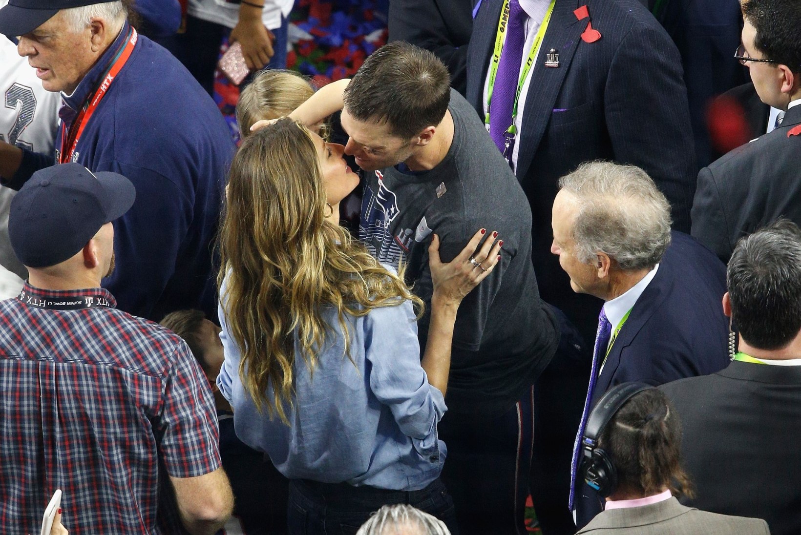 Gisele Bündchen premeeris Super Bowli võitnud abikaasat kuuma suudlusega