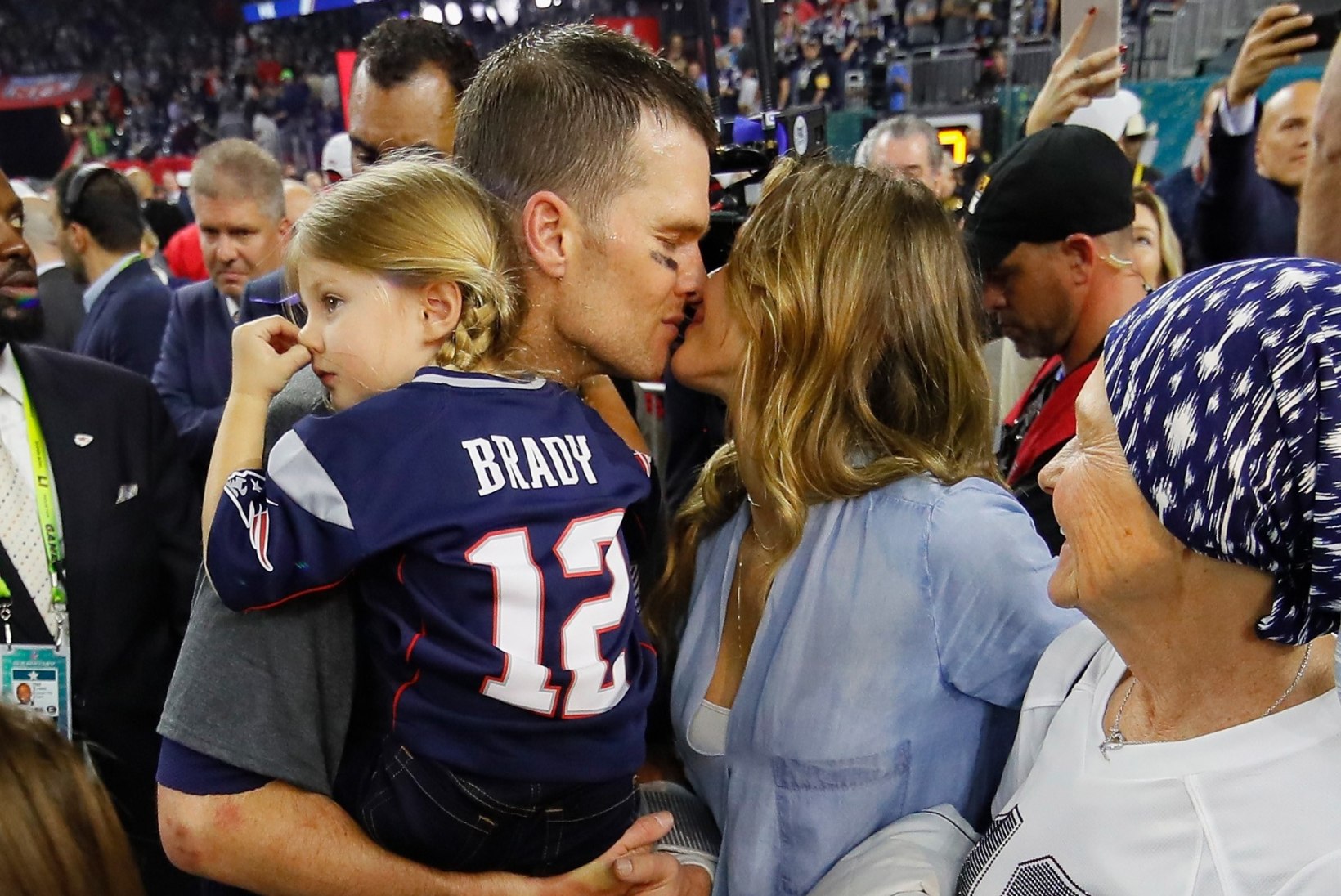 Gisele Bündchen premeeris Super Bowli võitnud abikaasat kuuma suudlusega