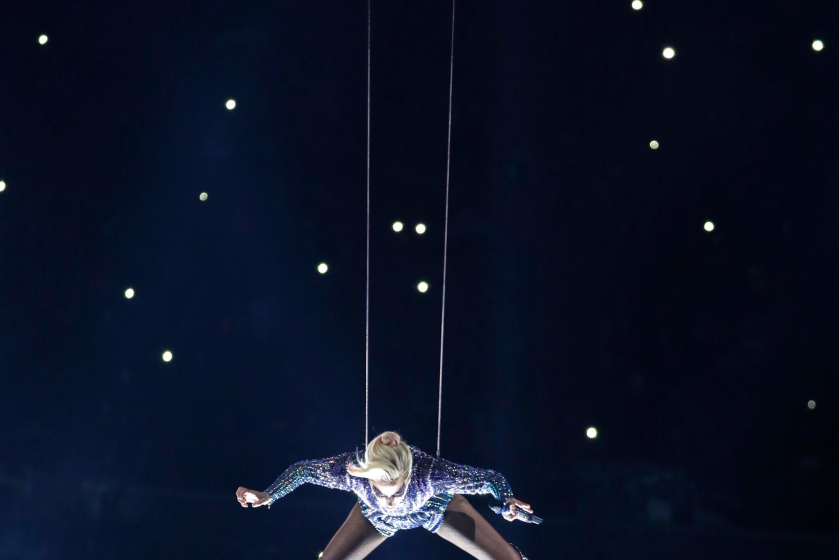 VÕIMAS HÜPE: Lady Gaga vuhises Super Bowlil 79 meetrit läbi õhu