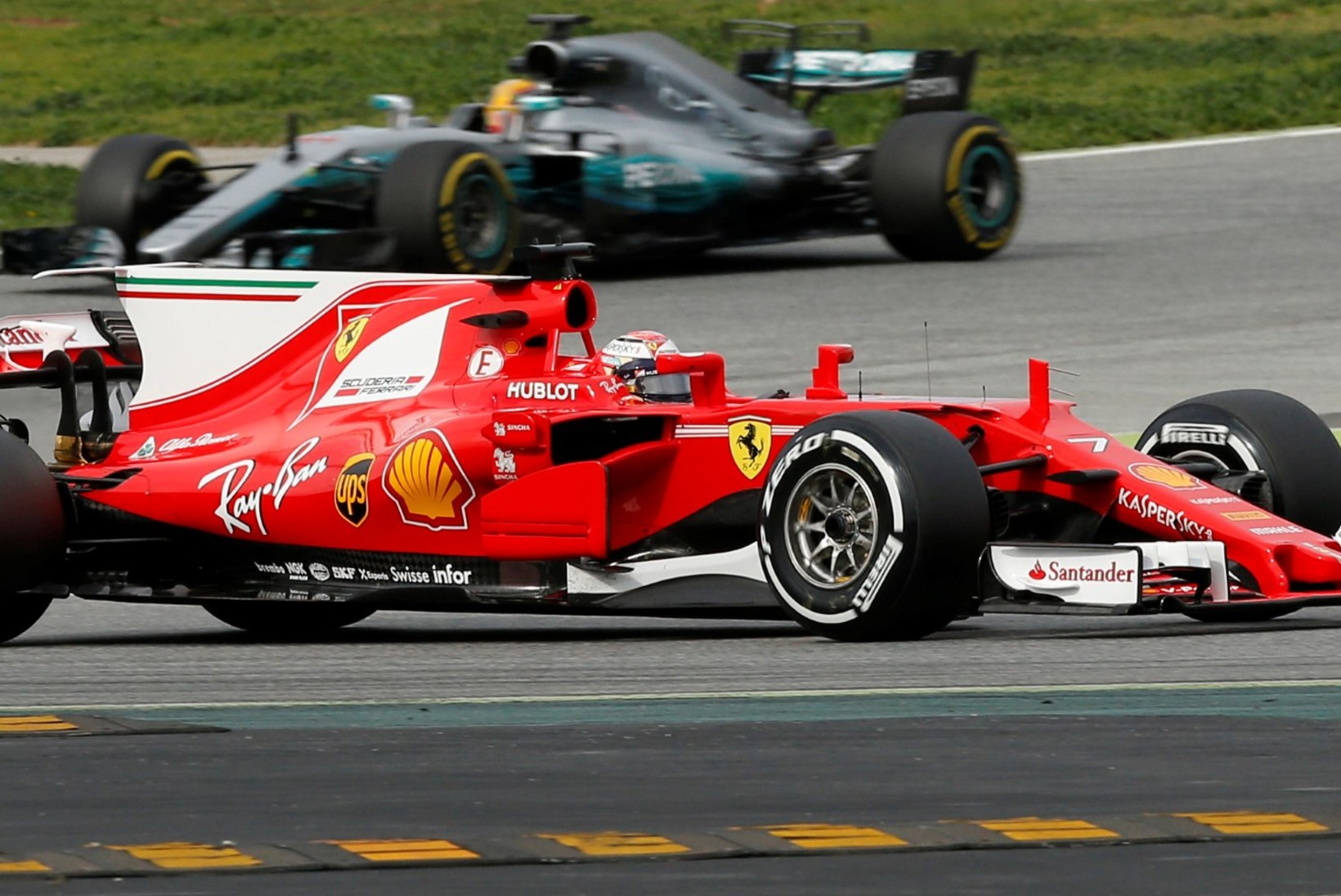 Lewis Hamilton süüdistab Ferrarit bluffimises