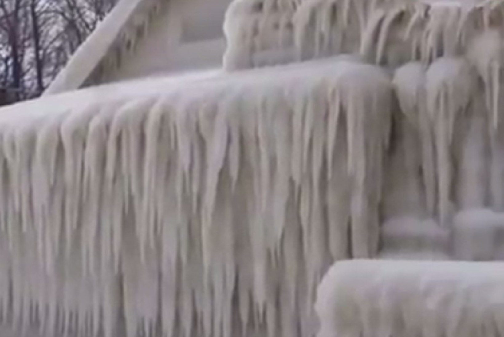 VIDEO | Jäised tuuled ja lumi muutsid maja jäälossiks