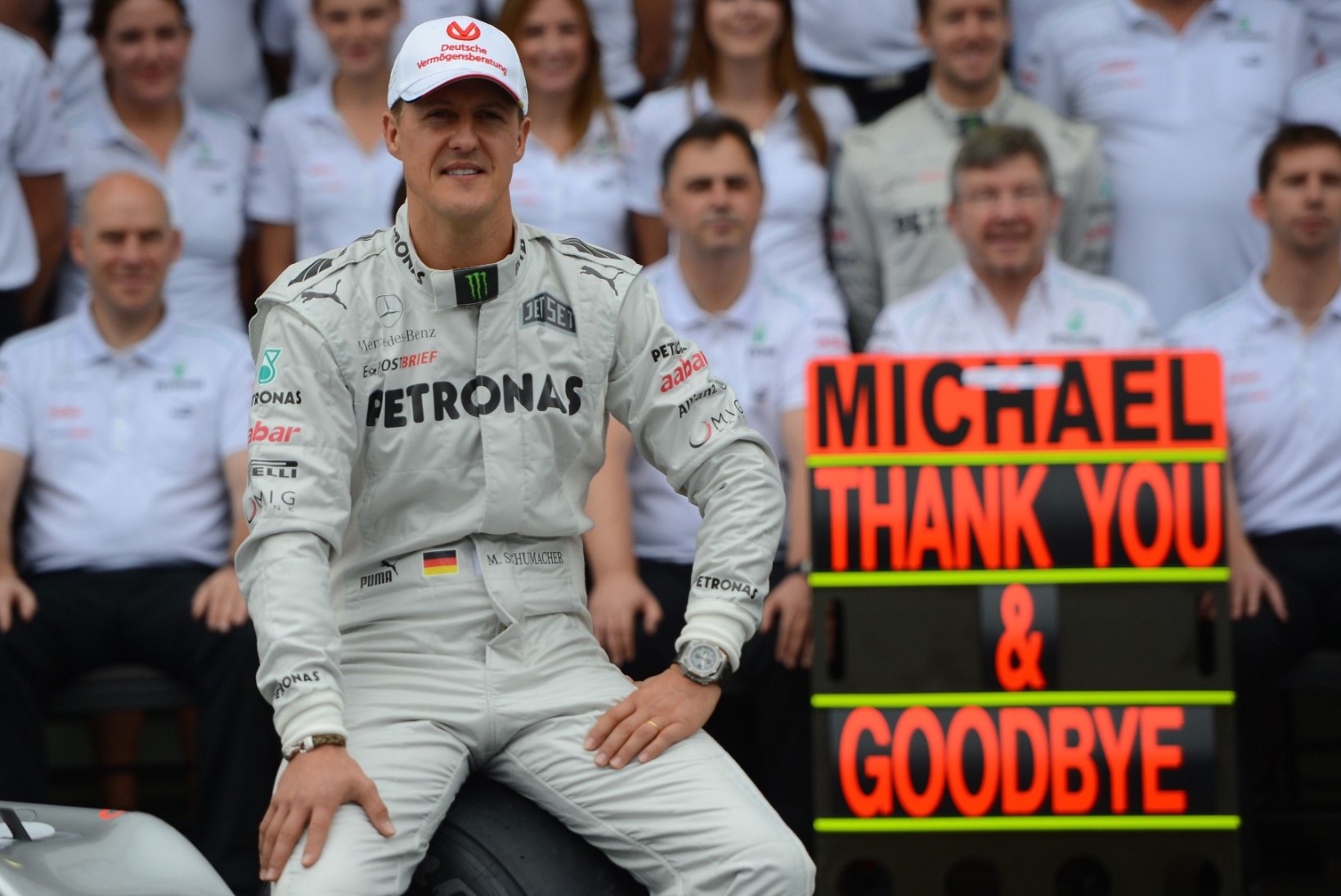 FÄNNID PAHASED! Mercedes eemaldas vormelilt Schumacherit toetava sõnumi 