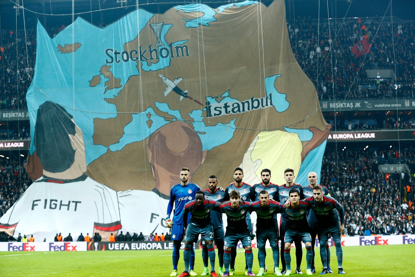 FOTOD | Türgi tippklubi fännid meisterdasid Euroopa liiga mänguks ägeda plakati 