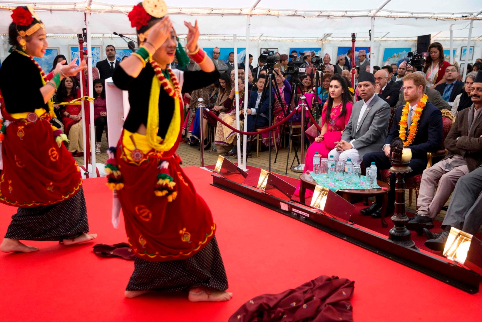 FOTOD | Prints Harry värvikirev külaskäik Nepali saatkonda