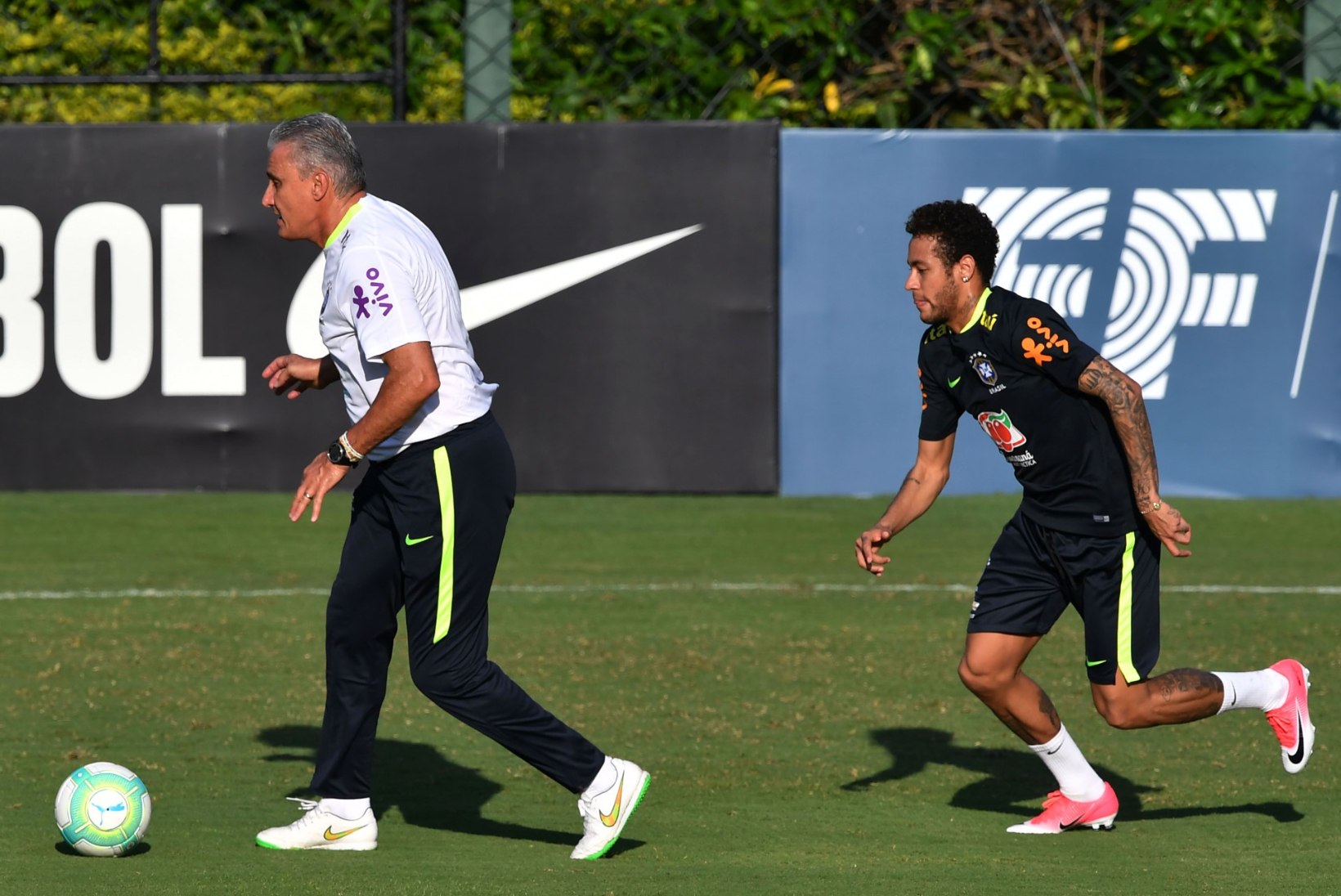 VIDEO | Neymaril ei õnnestunud Brasiilia koondise treeningul peatreenerit odavalt lüpsta