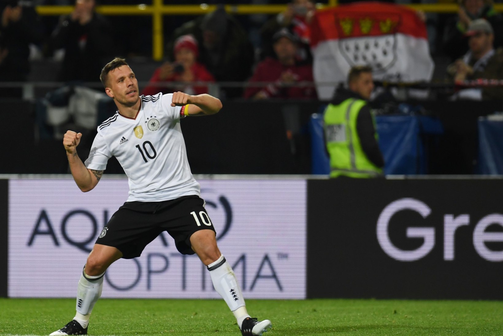 GALERII JA VIDEO | Lukas Podolski imeline lahkumine viis Saksamaa klassikalises duellis Inglismaa üle võidule 