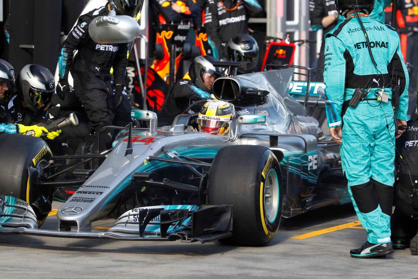 Lewis Hamilton sai hooaja avavõistluse ajal võistkonna raadiosidest jahmatava ülesande