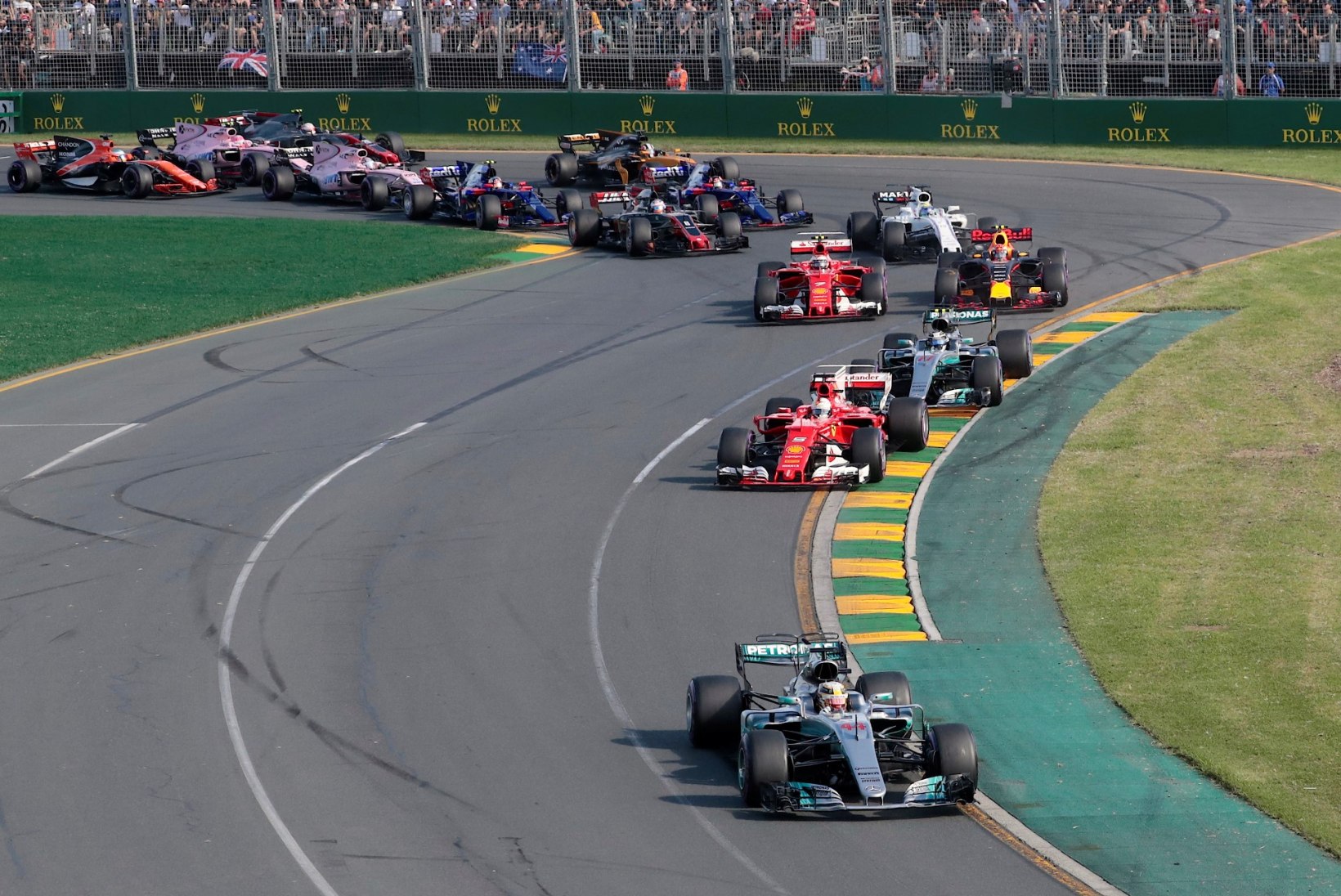 GALERII | Ferrari kavaldas Hamiltoni üle ja F1 hooaja esimene ülimagus võit kuulus Vettelile