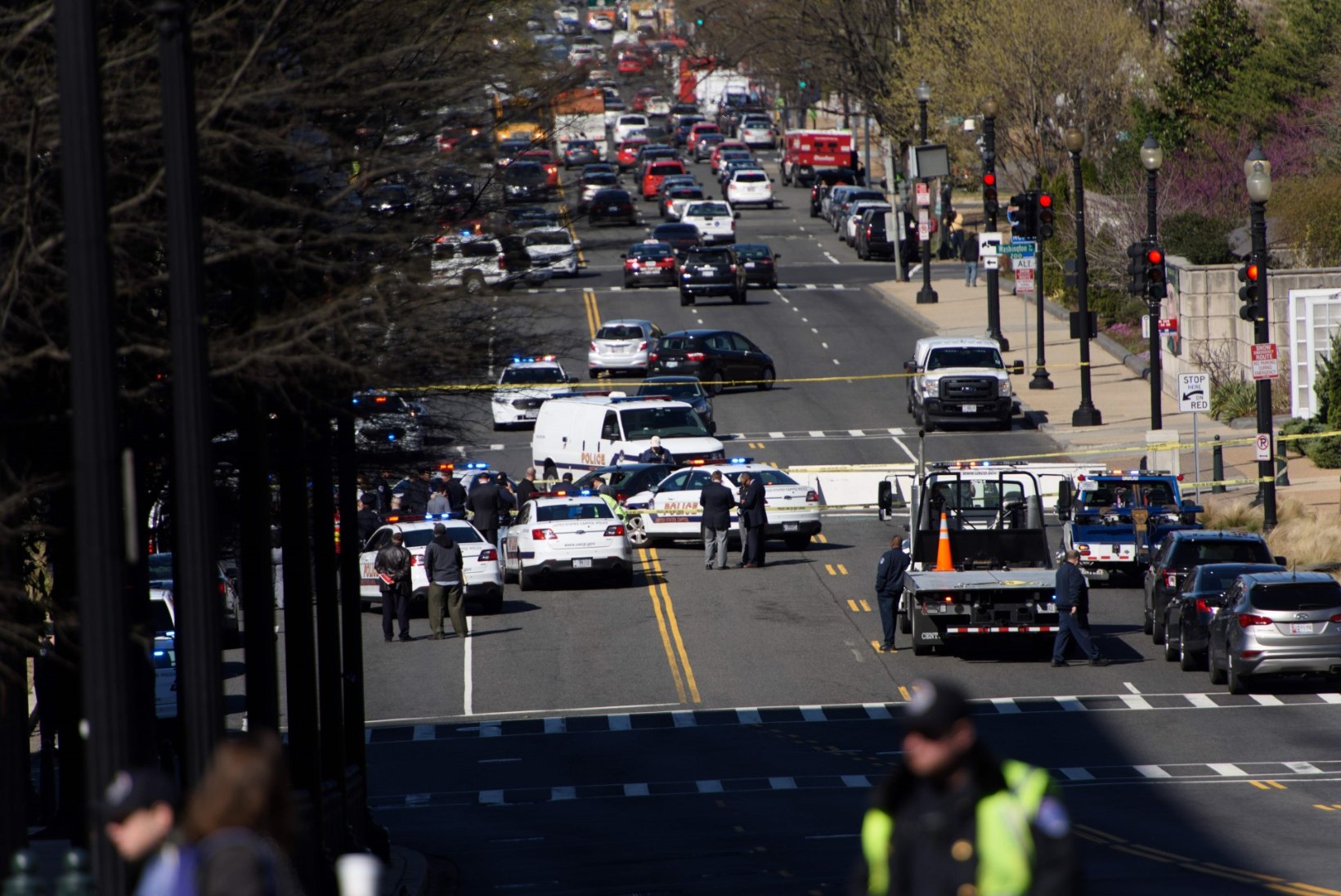 Naine üritas Washingtoni Kapitooliumi lähistel autoga politseinikke rammida
