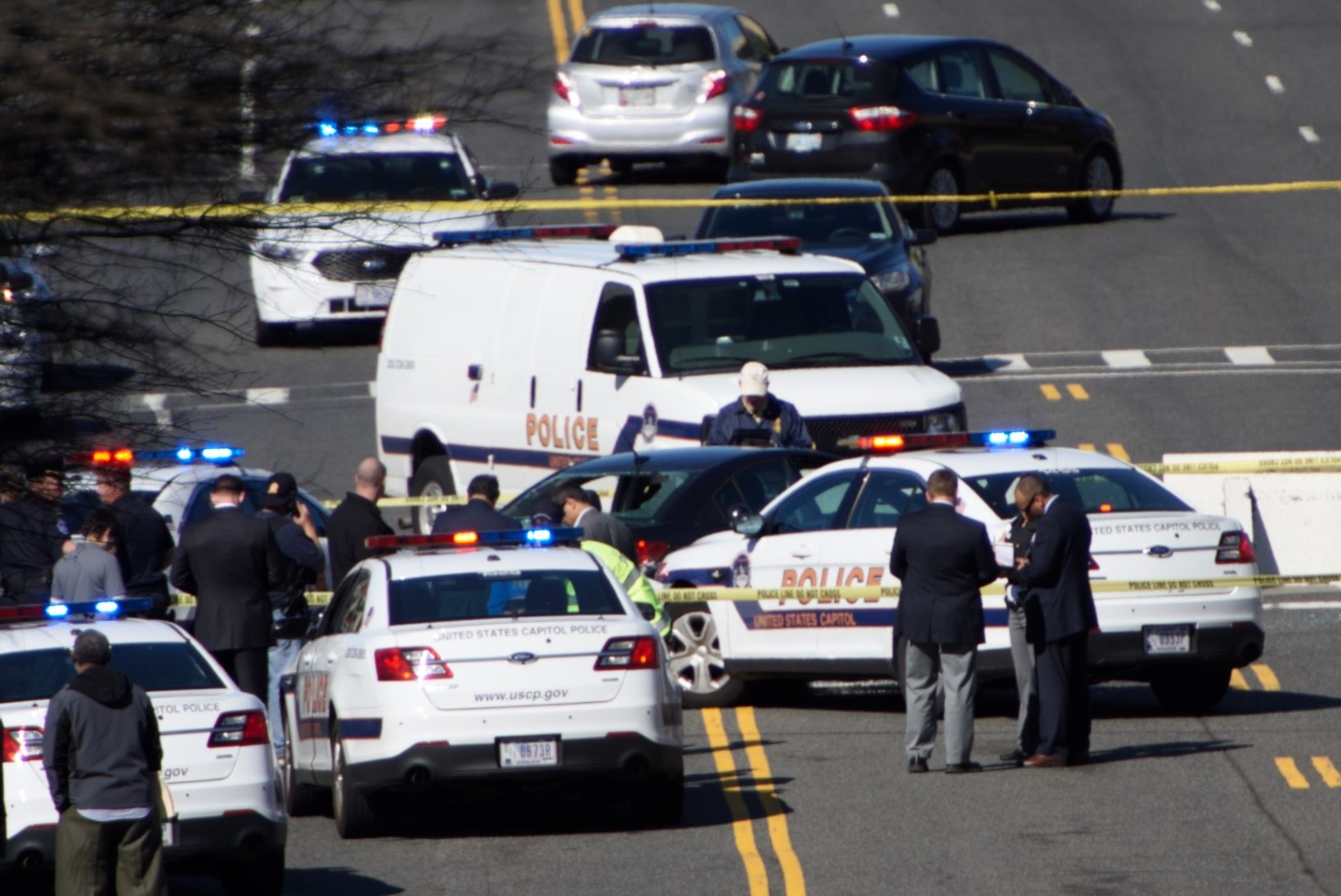 Naine üritas Washingtoni Kapitooliumi lähistel autoga politseinikke rammida