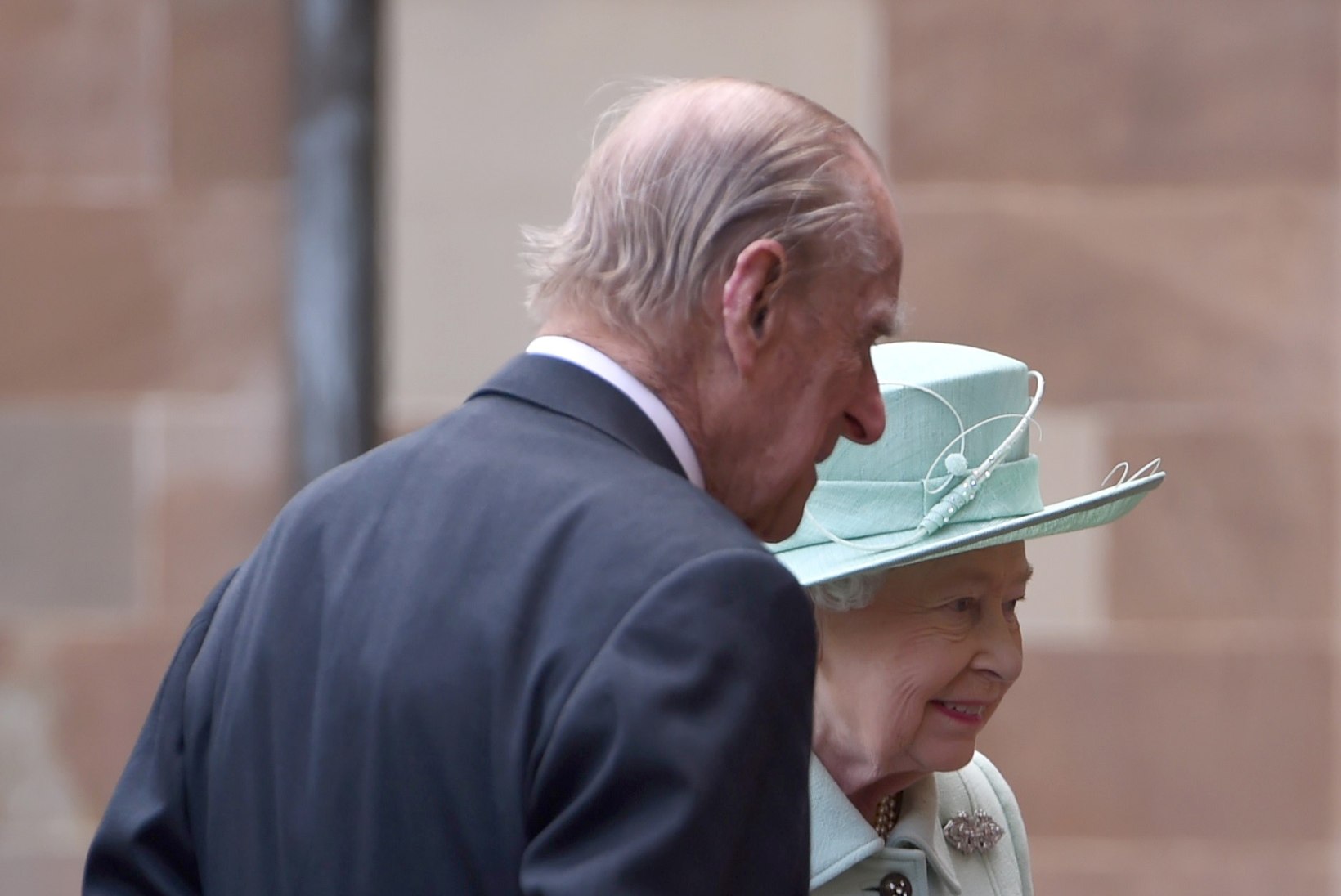 Elizabeth II annab sõrmuse ja käekoti abil oma saatjaskonnale salajasi signaale