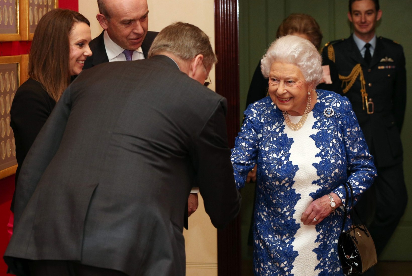 Elizabeth II annab sõrmuse ja käekoti abil oma saatjaskonnale salajasi signaale
