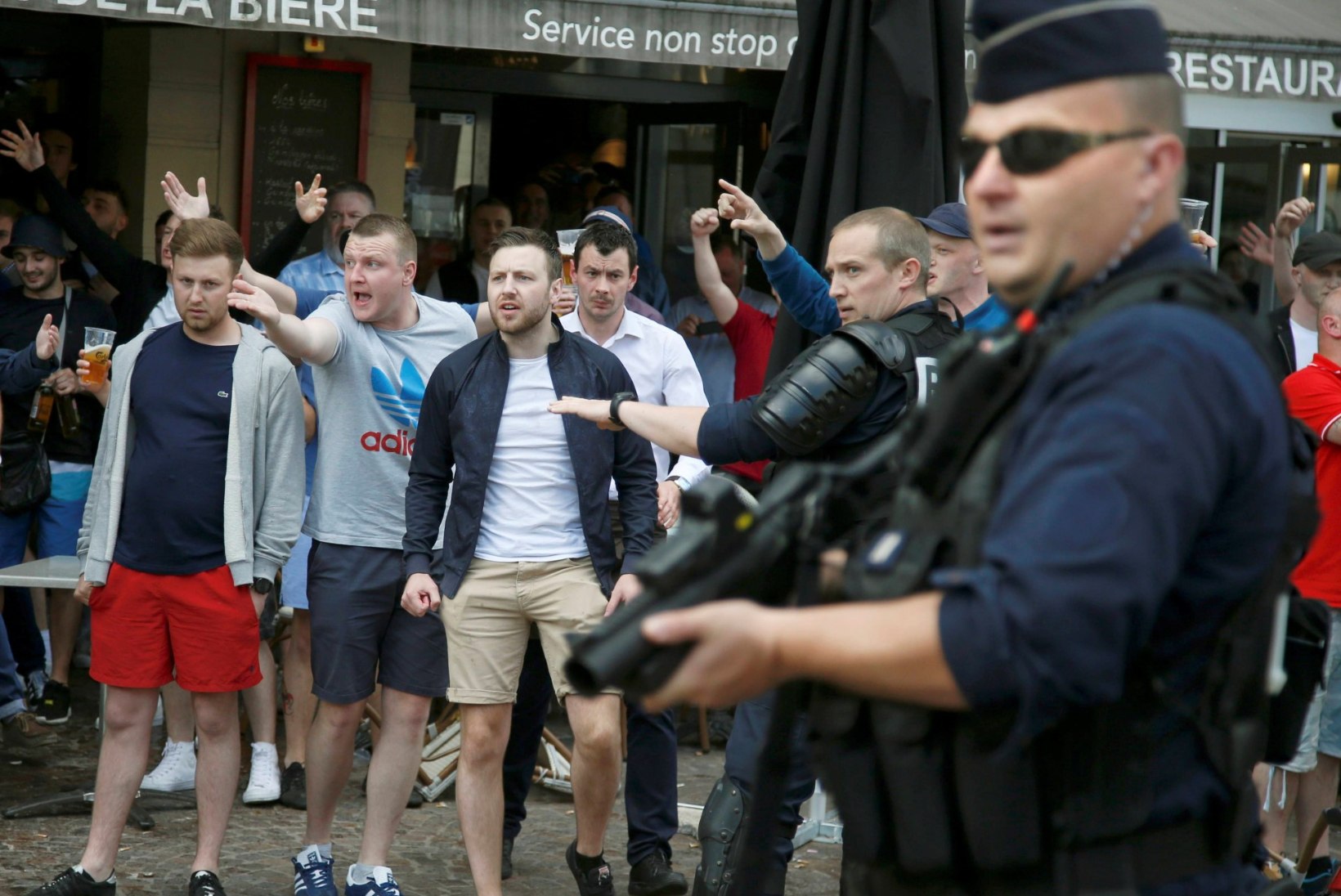 Manchester Unitedi juhid hoiatavad fänne venelaste eest: ärge kandke klubi värve ja püsige politseipatrullidega tänavatel  