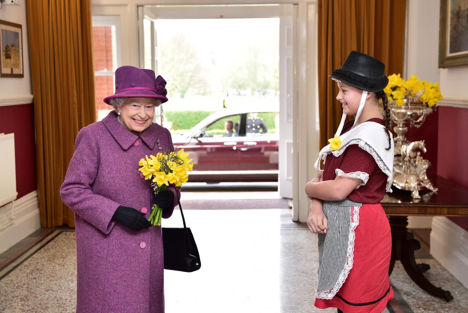 Kuninglikud tavad: Elizabeth II krõbistab hommikul küpsiseid ja lõpetab päeva šampanjaga