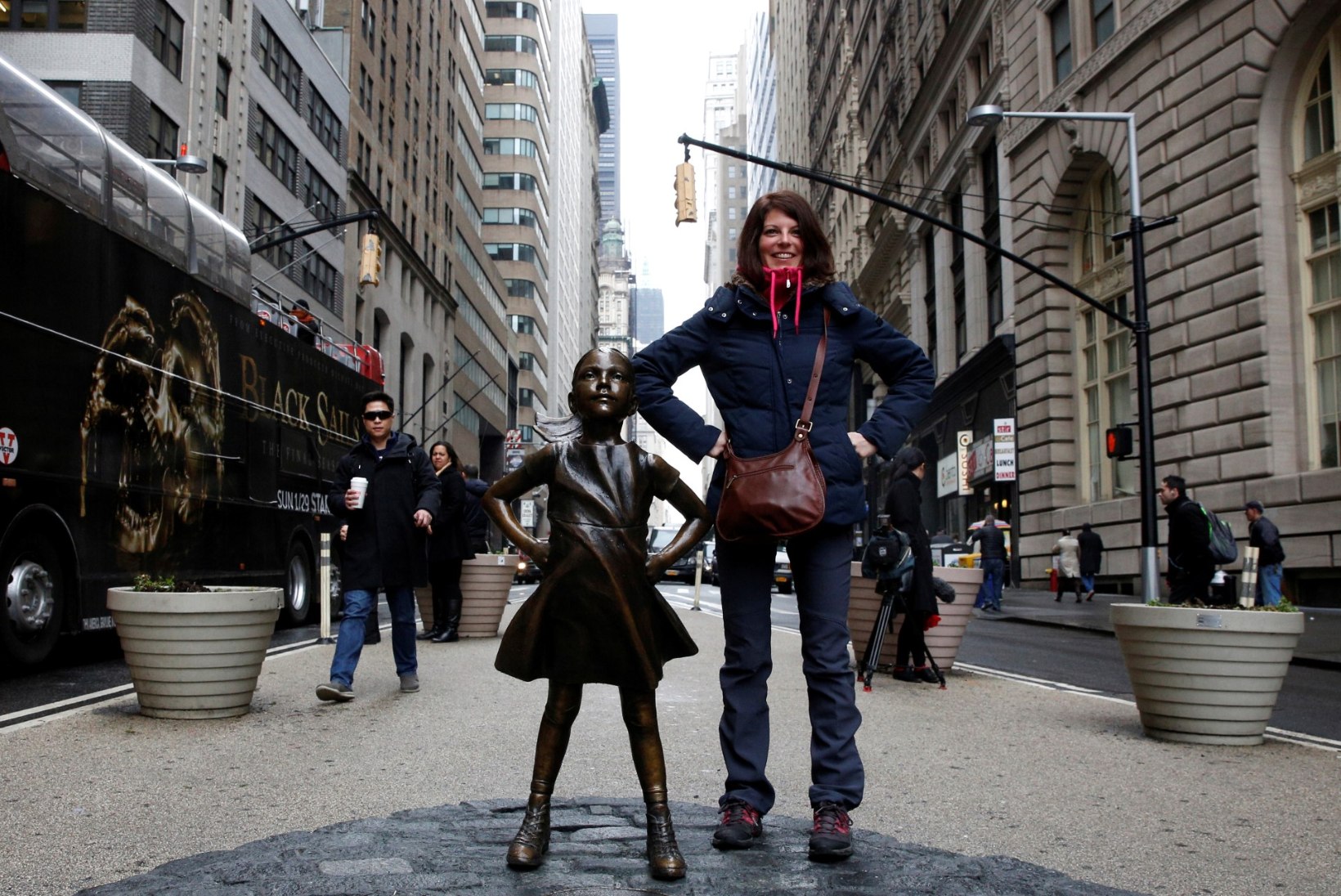"Kartmatu tüdruku" kuju seisab Wall Streeti härja ees