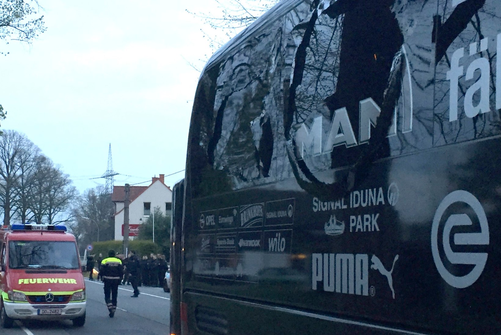 GALERII | Vaata, milline nägi Dortmundi Borussia buss välja pärast plahvatusi!