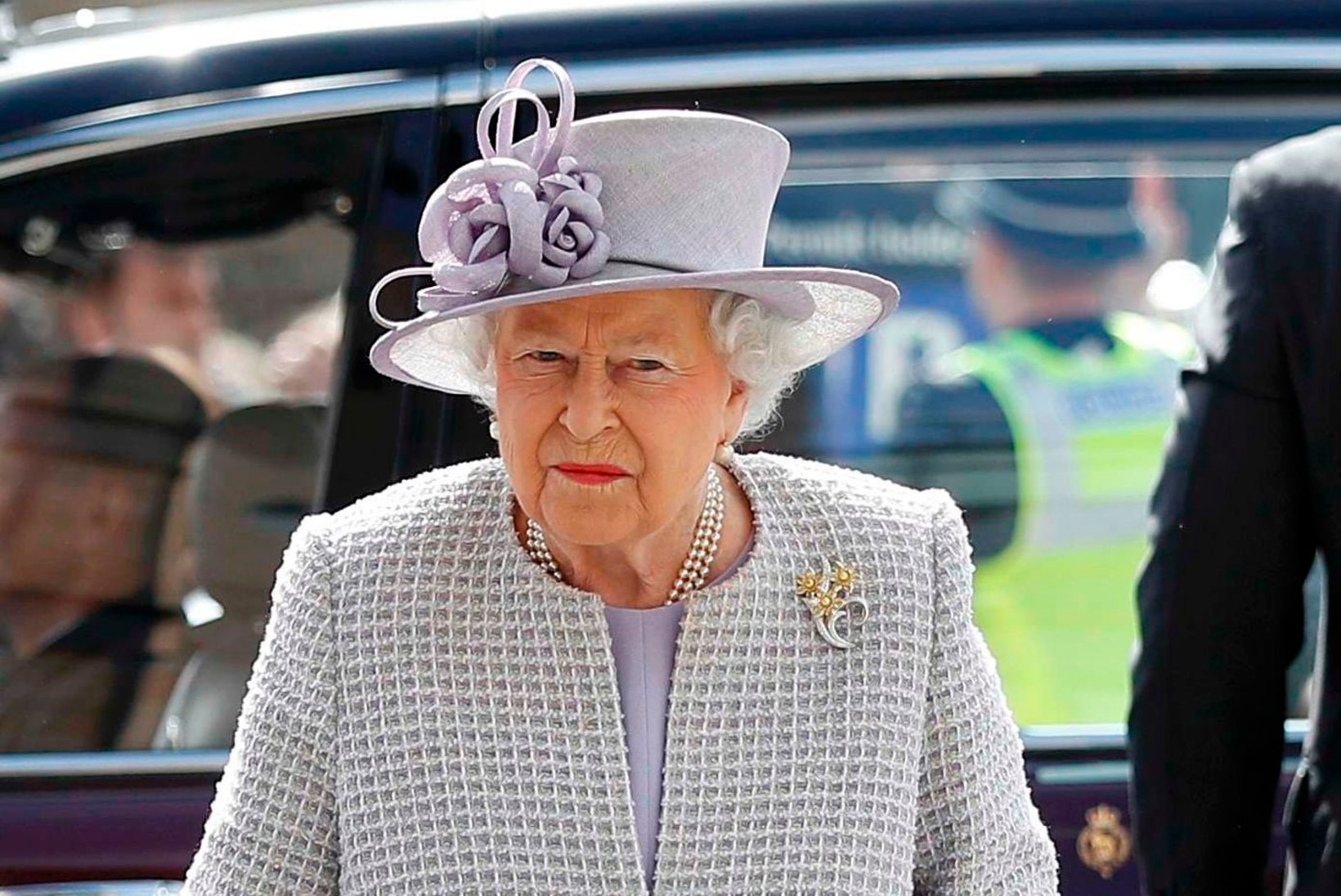 Otsitakse väikese jalaga naist, kes Elizabeth II kingad sisse kannaks!