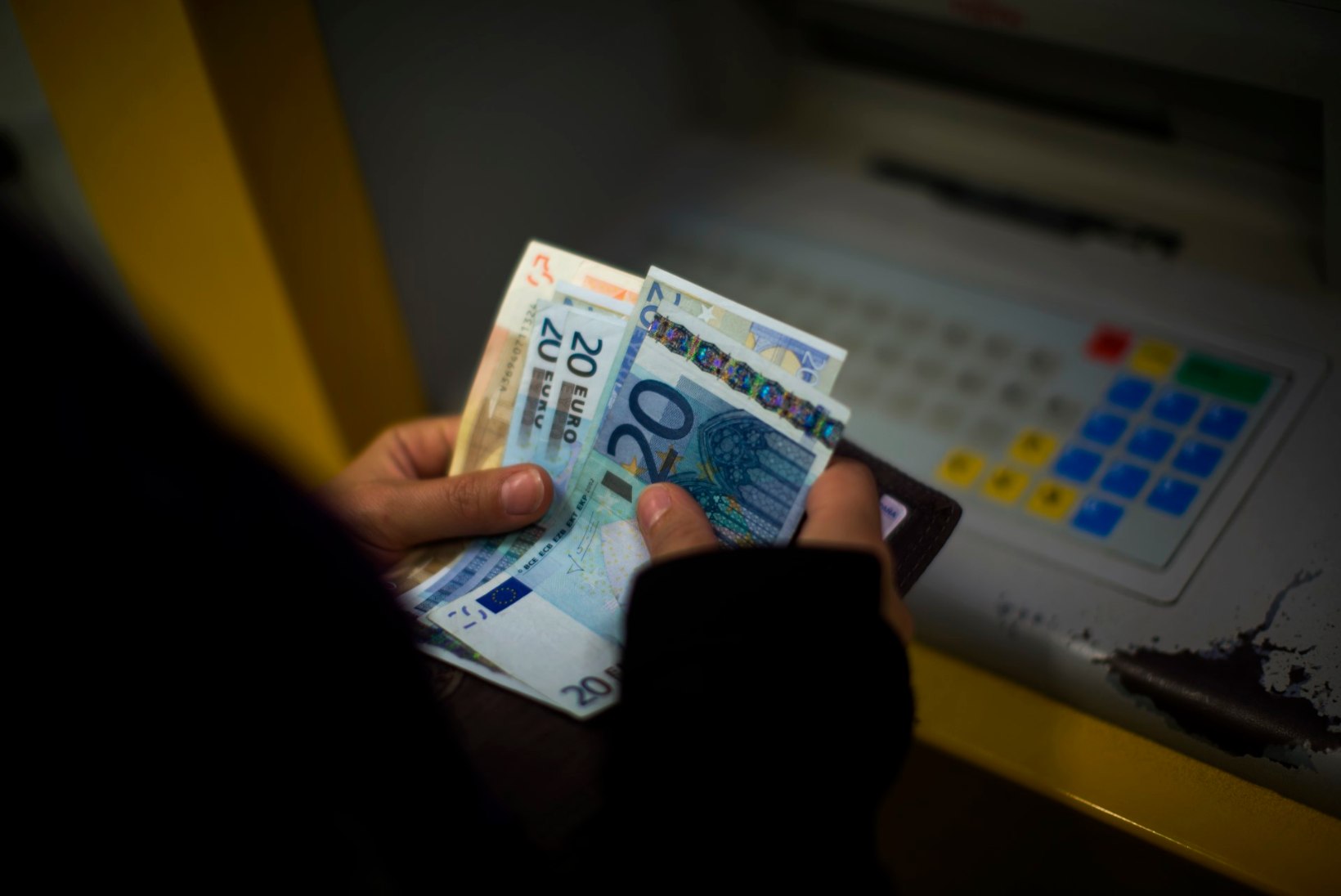 KAPO AASTARAAMAT | Venemaa kodanik üritas Eesti panga kaudu Donetskisse raha kanda