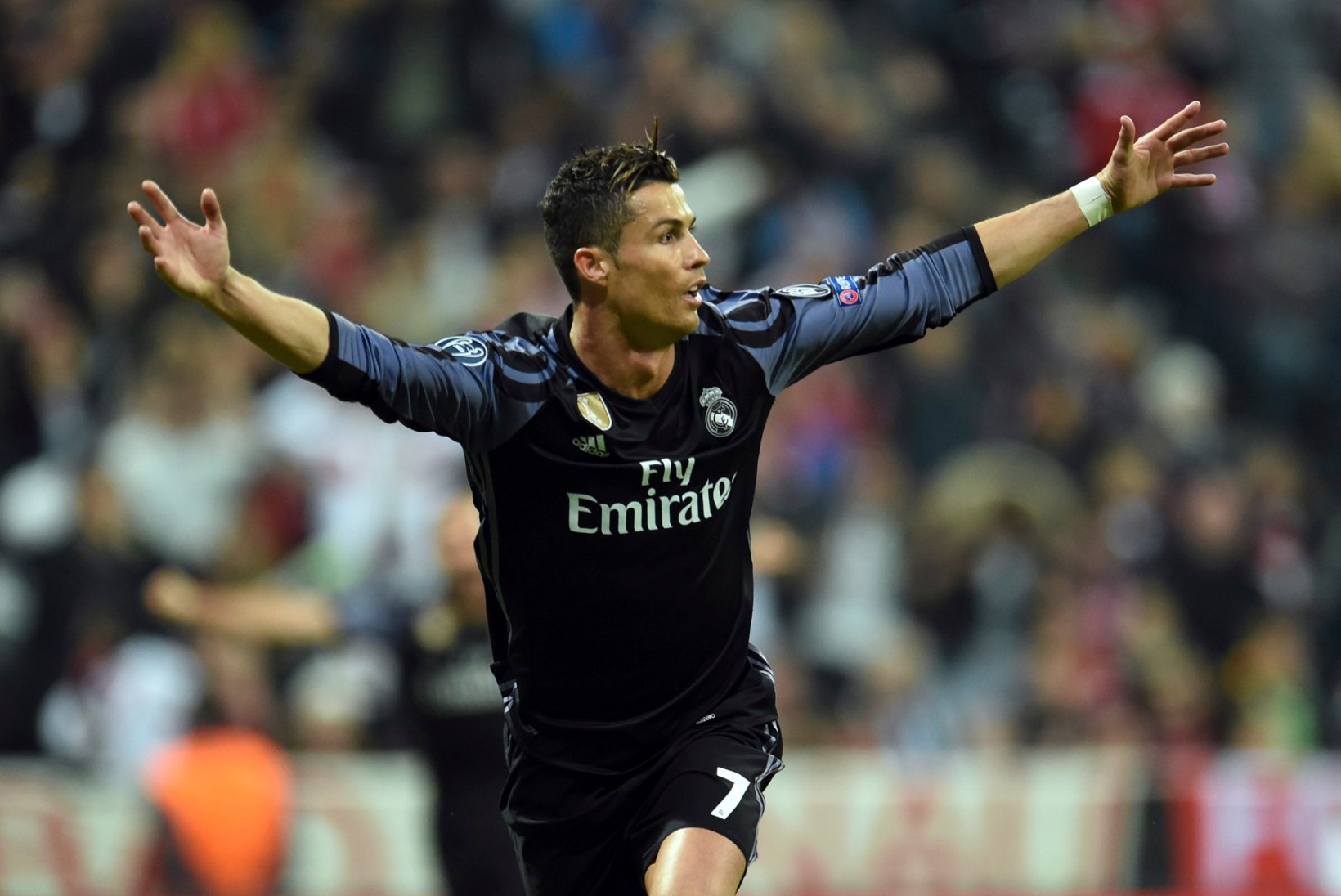 Cristiano Ronaldo viis vinge rekordiga Reali ühe jalaga Meistrite liiga poolfinaali, Leicesteri muinasjutt elab, ent ähmaselt