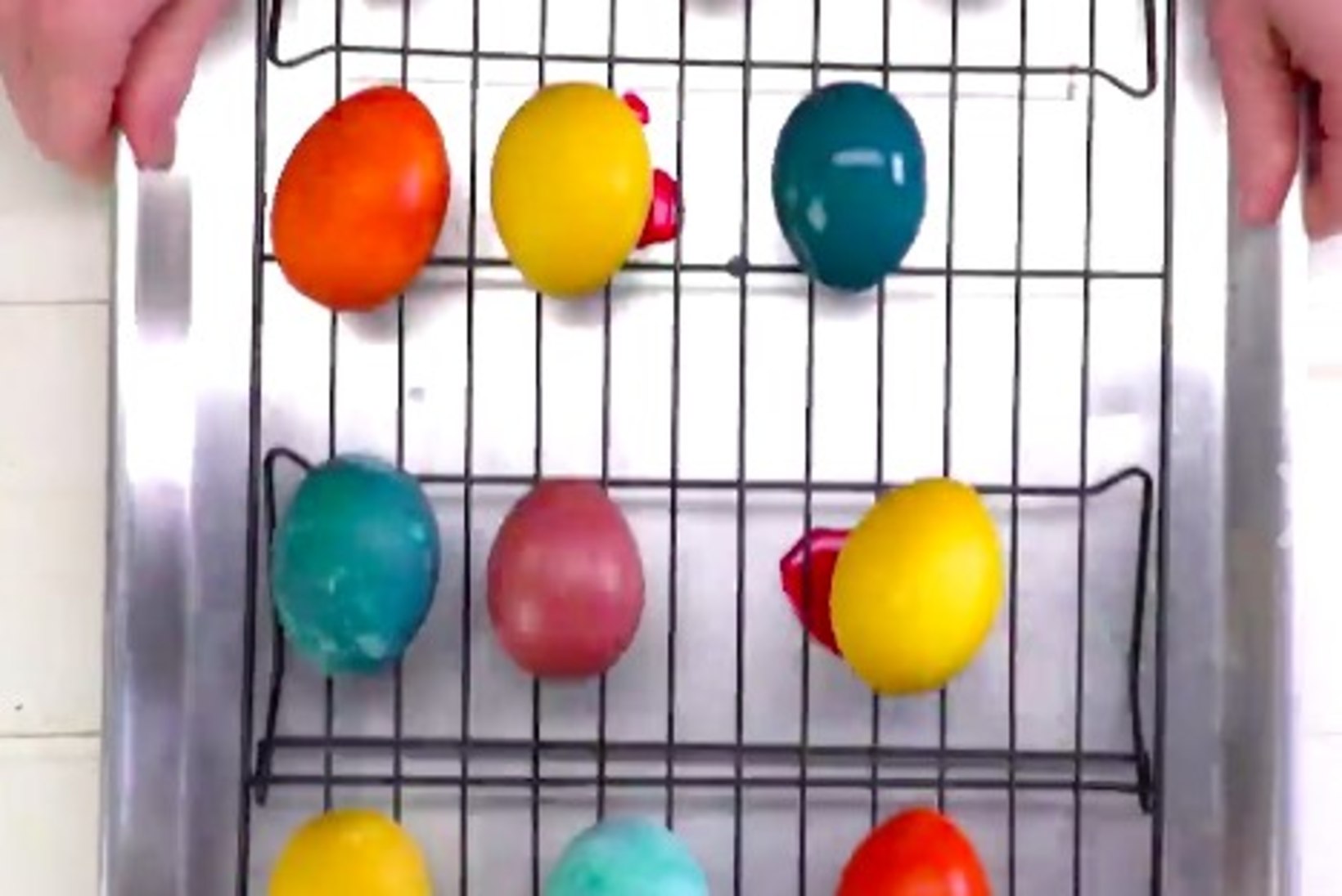 4 viisi, kuidas värvida mune looduslike vahenditega