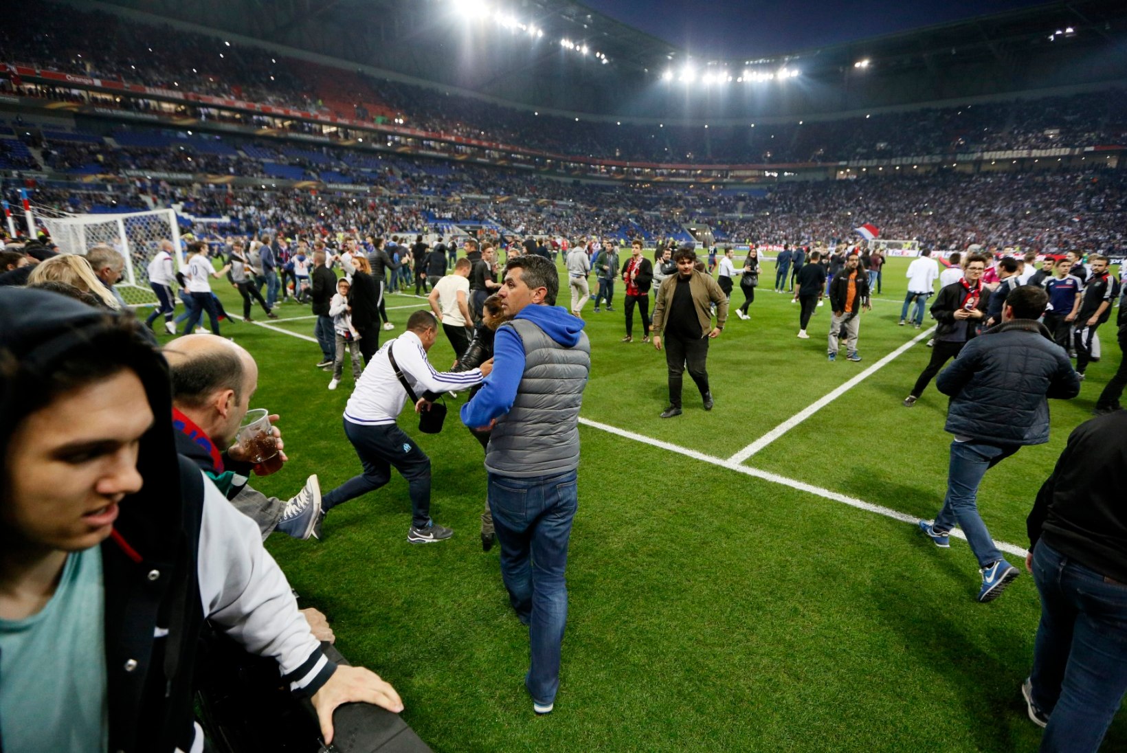 GALERII | Euroopa liiga veerandfinaali algus lükati publiku rahutuste tõttu edasi