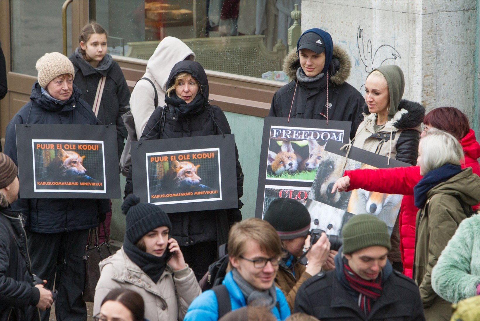 GALERII | Loomakaitsjad marssisid Tallinna vanalinnas karusloomafarmide vastu