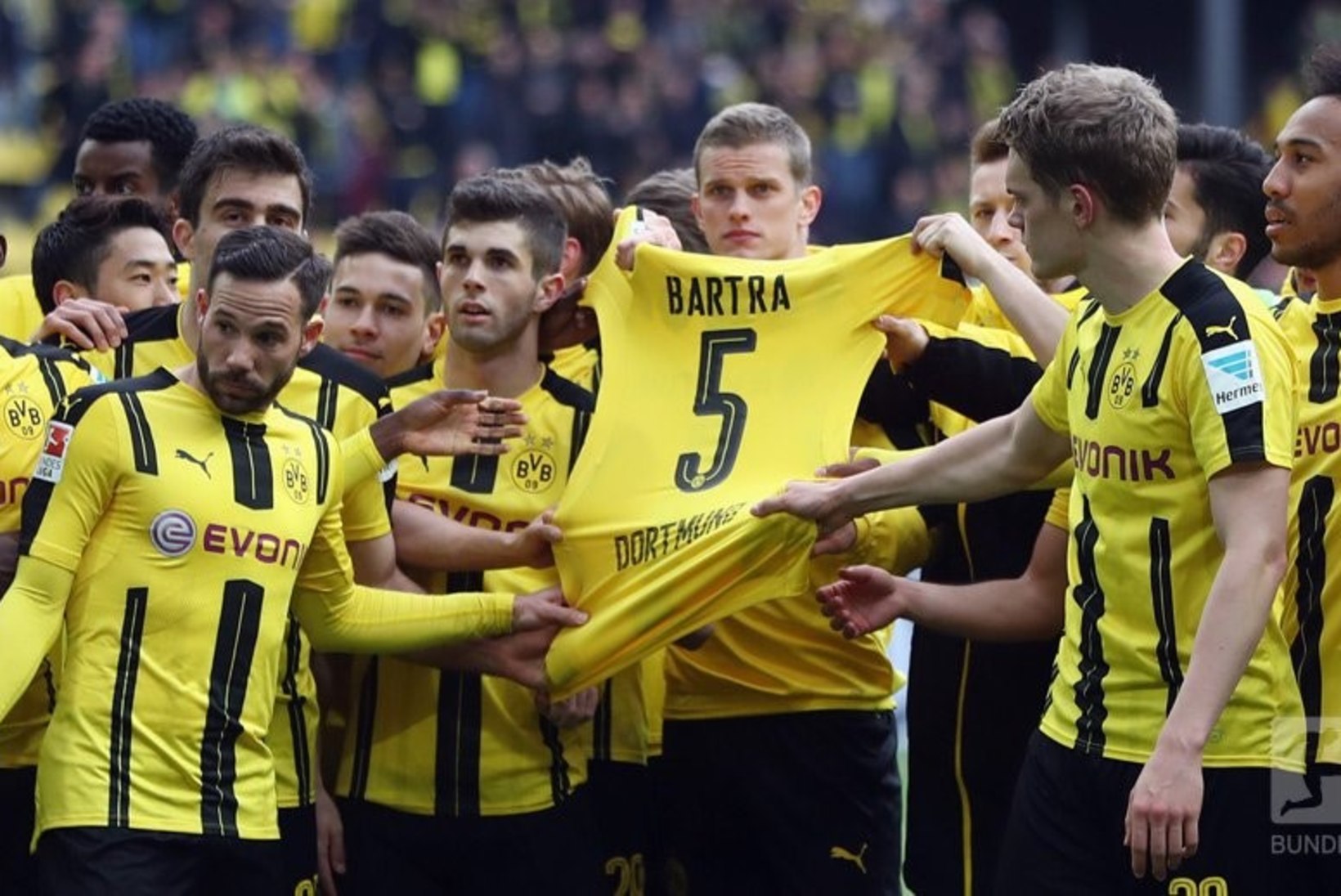 VIDEO | Võimsad kaadrid: Dortmundi Borussia pühendas võidu pommirünnakus viga saanud meeskonnaliikmele 