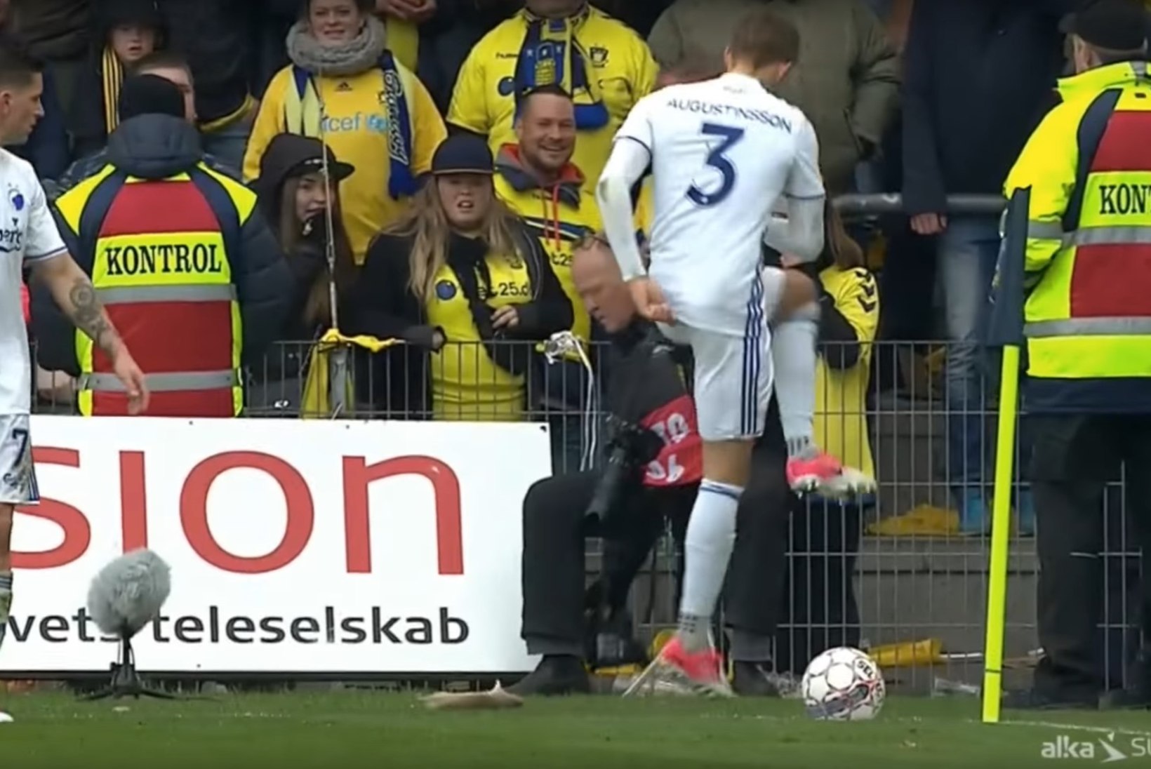 VIDEO | JUBE! Taani jalgpalliliiga kohtumises viskasid fännid vastasmeeskonna mängijaid surnud rottidega