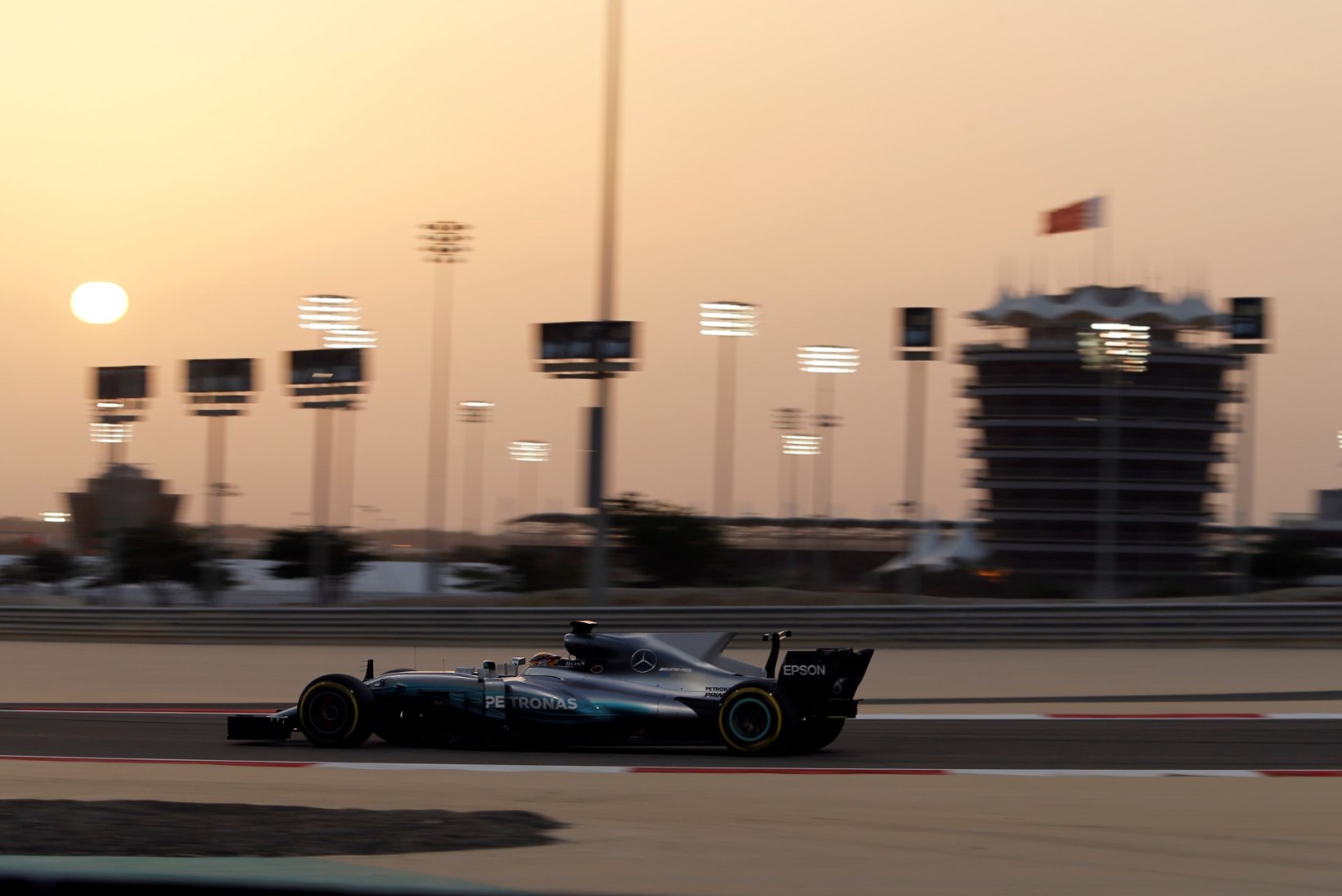 Bahreini GP testisõit: Hamilton kiireim, McLaren jätkuvalt probleemide küüsis
