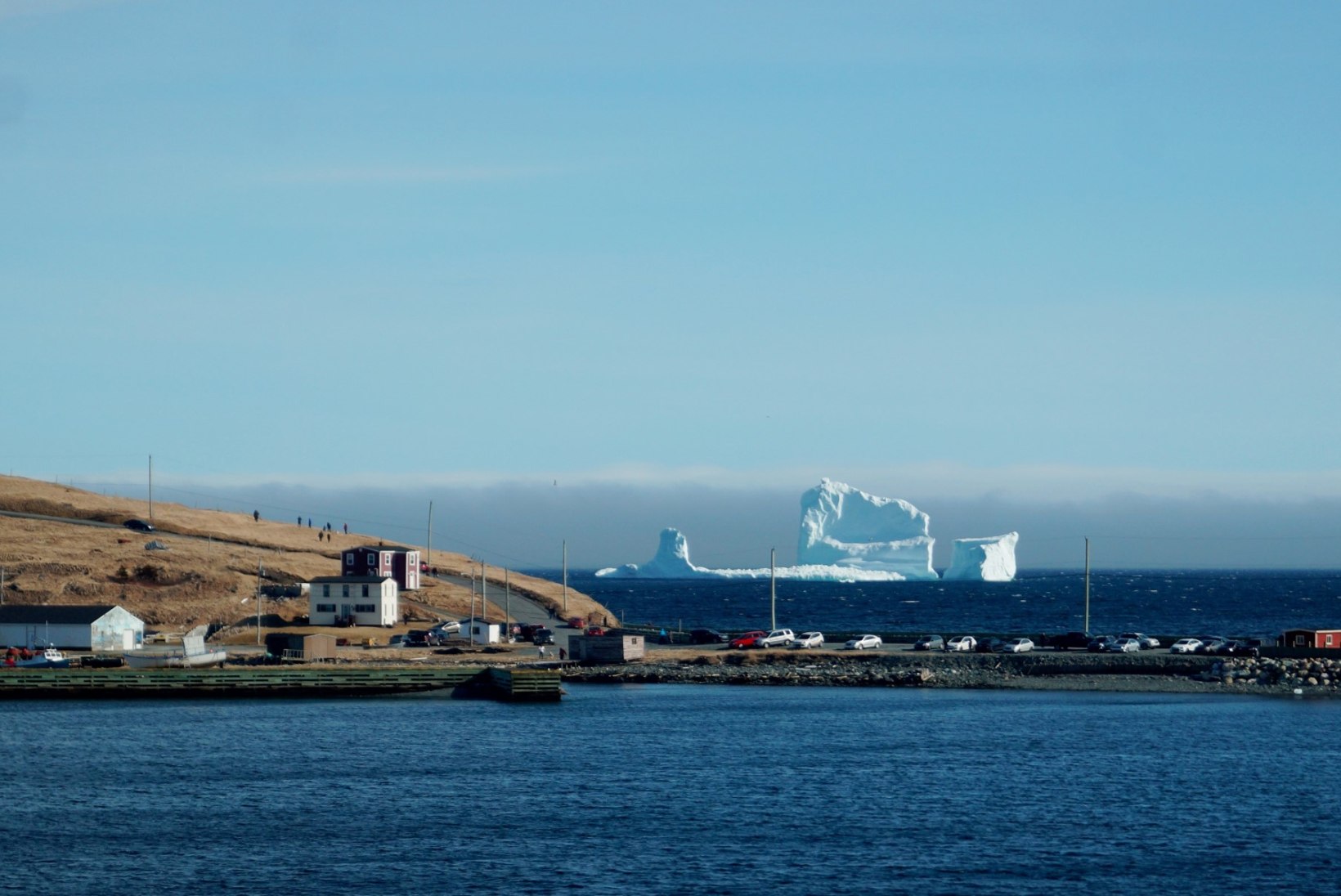 LUMMAVALT KAUNIS: Kanada rannikule ilmunud jäämäest on saanud tõeline turistilõks