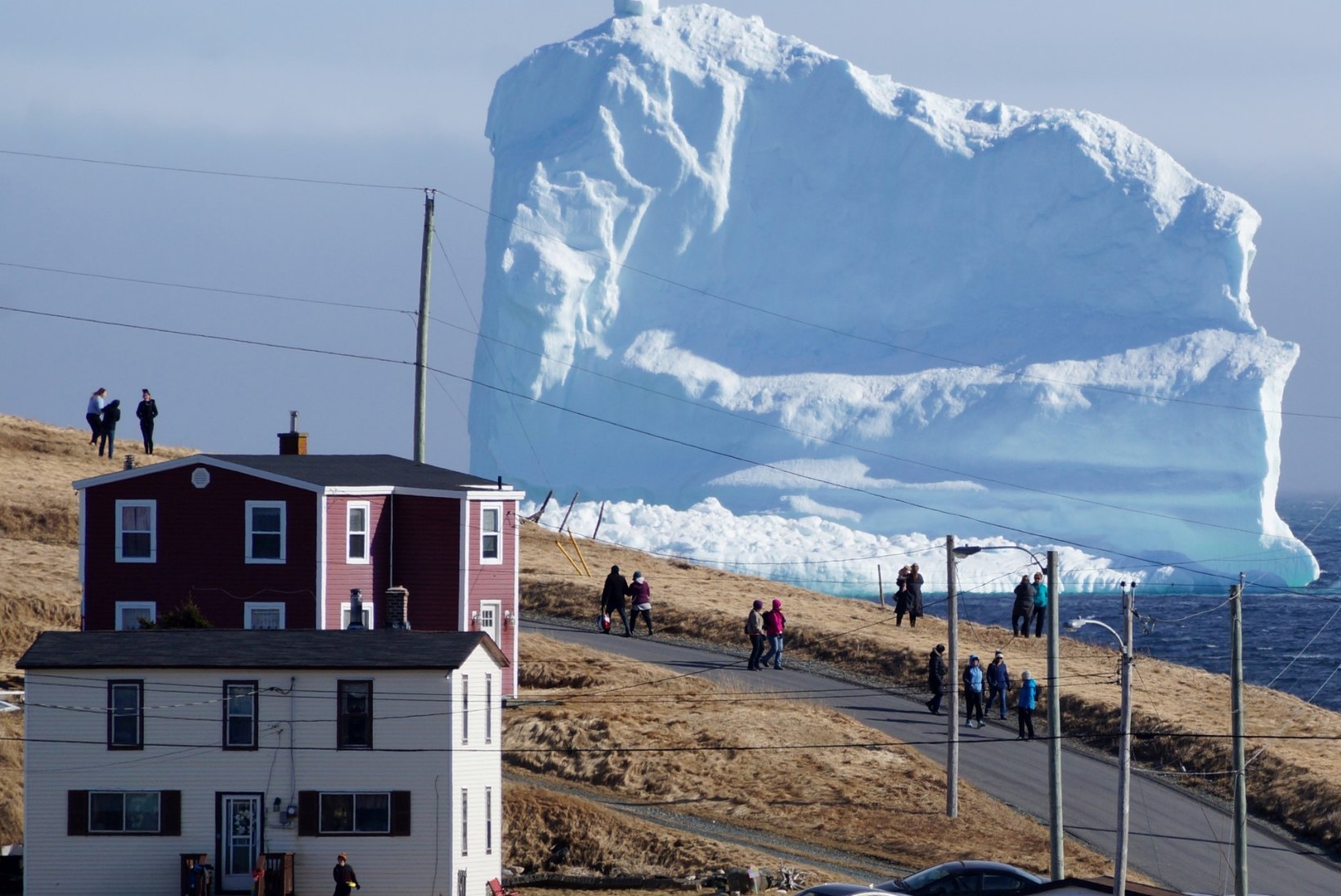LUMMAVALT KAUNIS: Kanada rannikule ilmunud jäämäest on saanud tõeline turistilõks