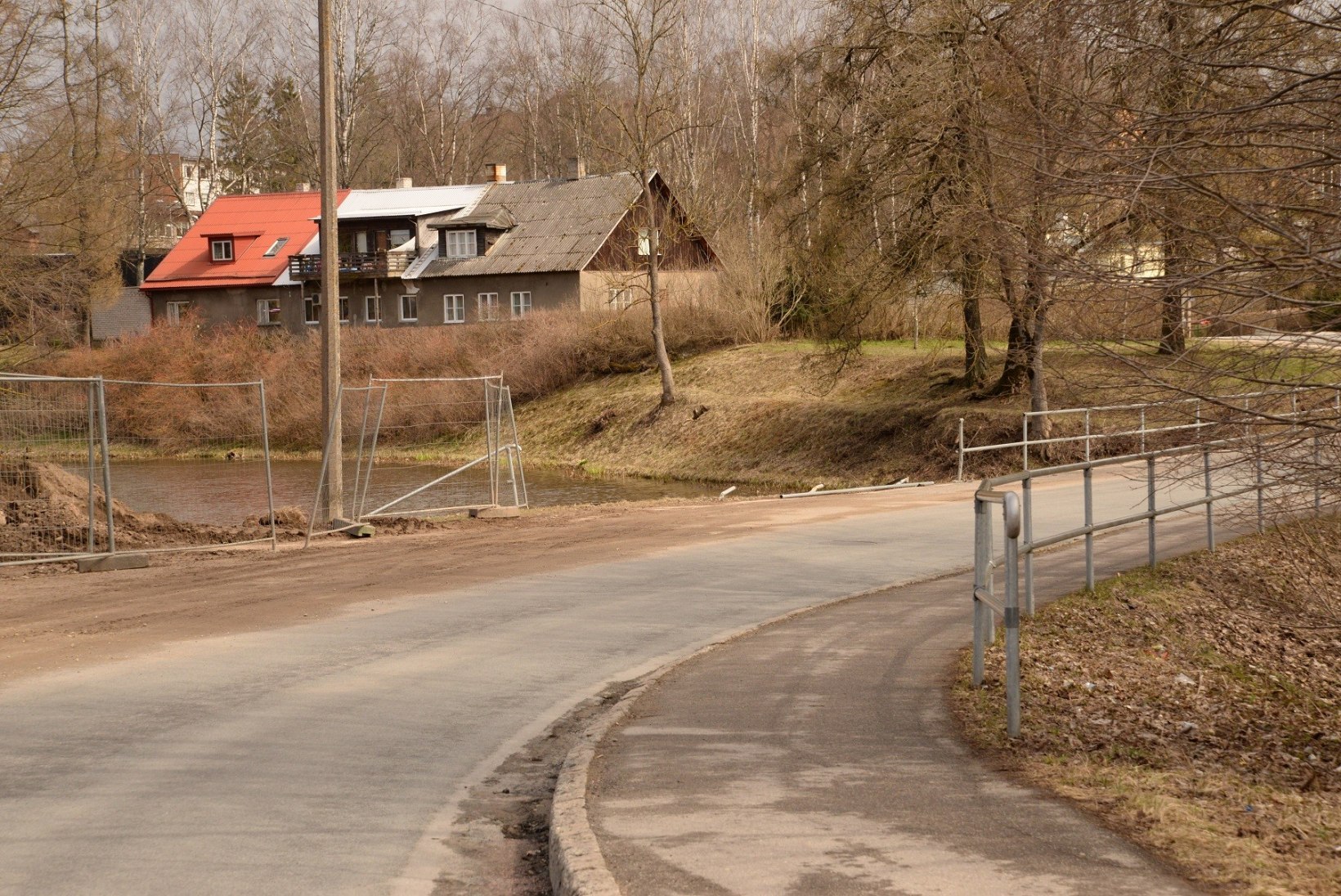 FOTOD | Viljandis sõitis auto tiiki