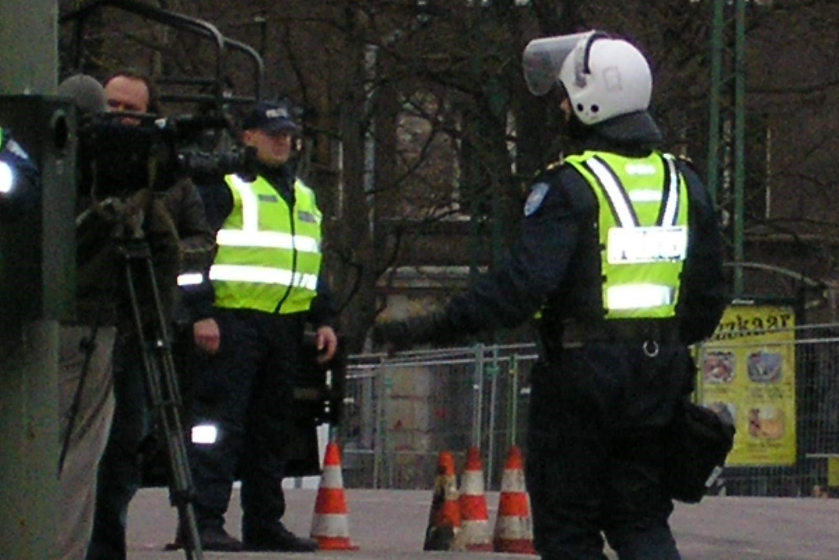 PRONKSIÖÖ MÖLL: rahvas loopis politseinikke kivide ja pudelitega