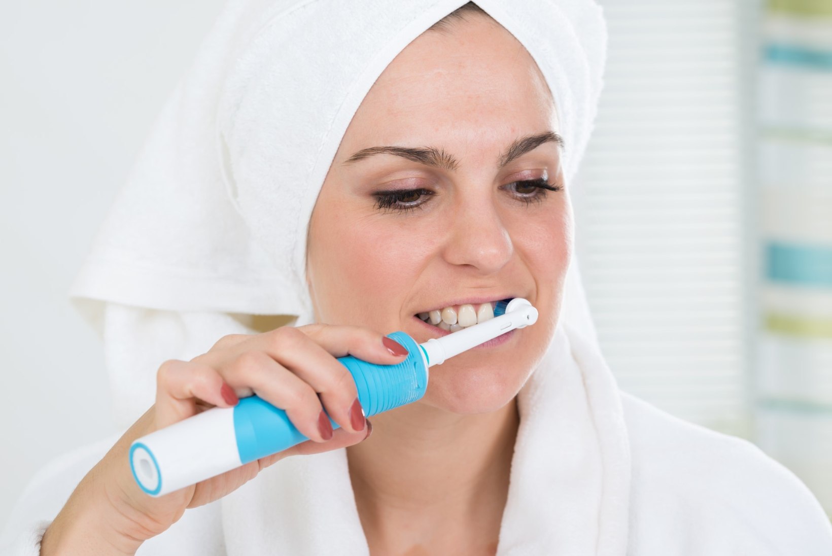 Suuhügienist annab nõu: seitse nõksu, kuidas kodus hambaid valgena hoida