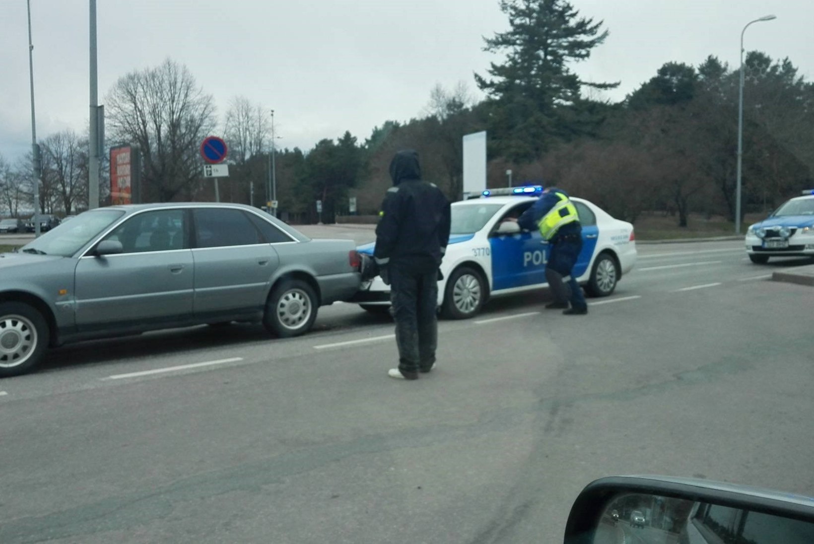 FOTOD | Pirital tegid avarii põgenev autojuht ja teda jälitanud politseisõiduk