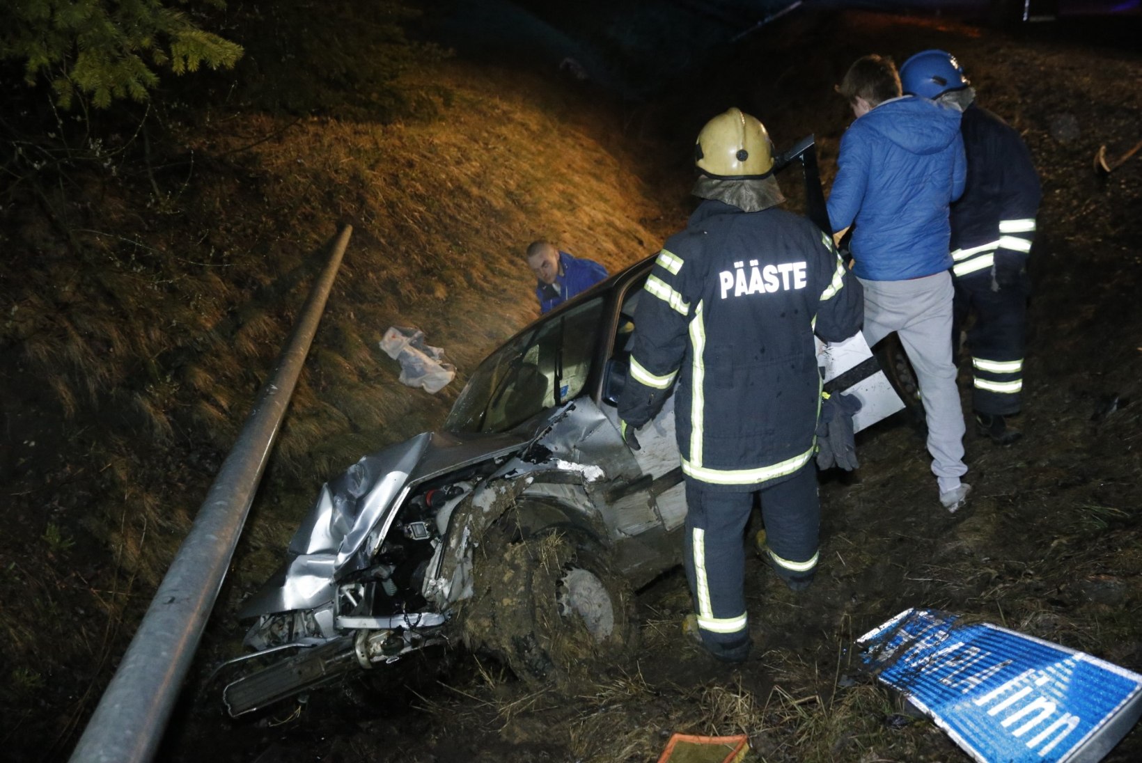 FOTOD ASJAOSALISTEST | Joobes noormees sõitis BMWga Rapla sildi maha ja põrutas kraavi