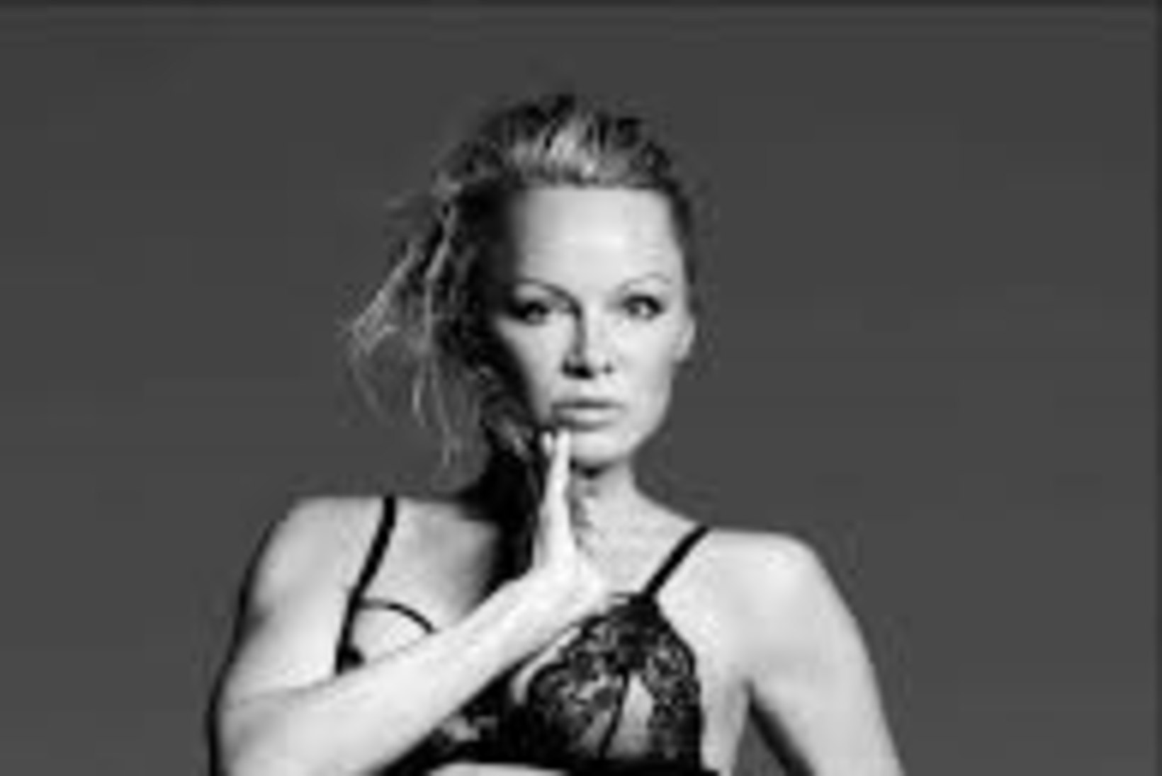 49aastane Pamela Anderson aeleb paljastavas sekspesus