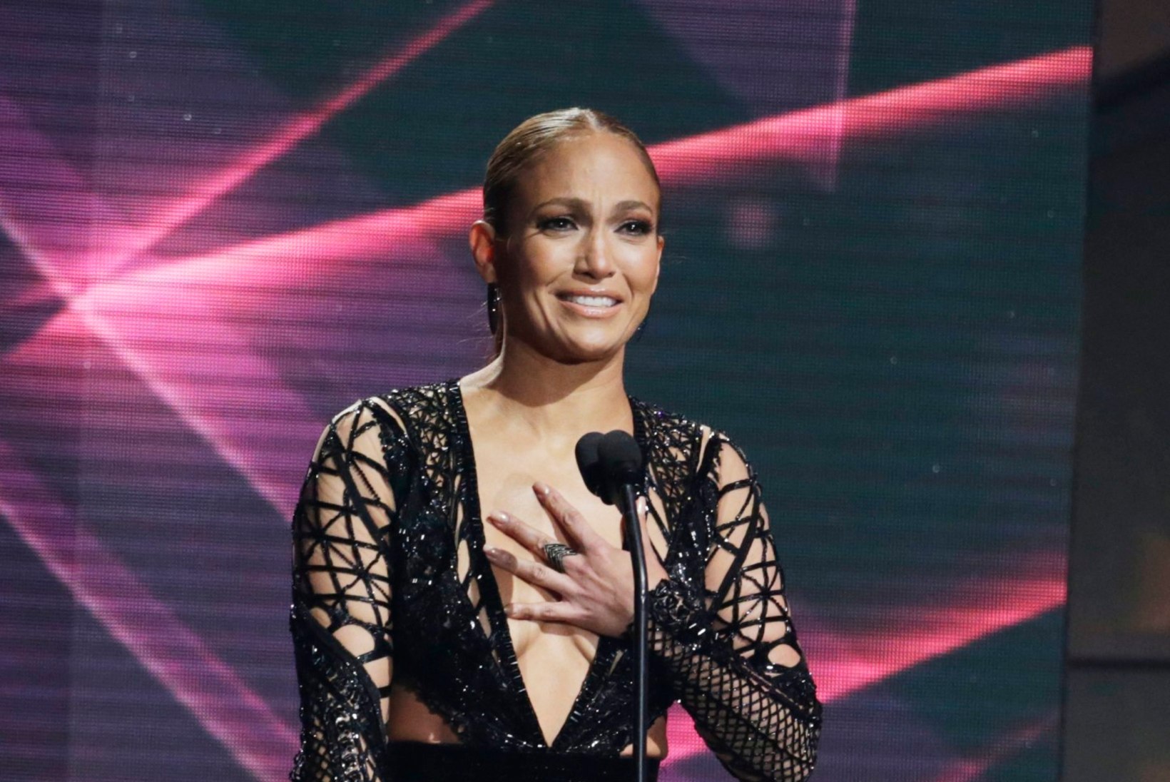 OPA! 47-aastane Jennifer Lopezi riskantne kleit paljastas mõndagi...