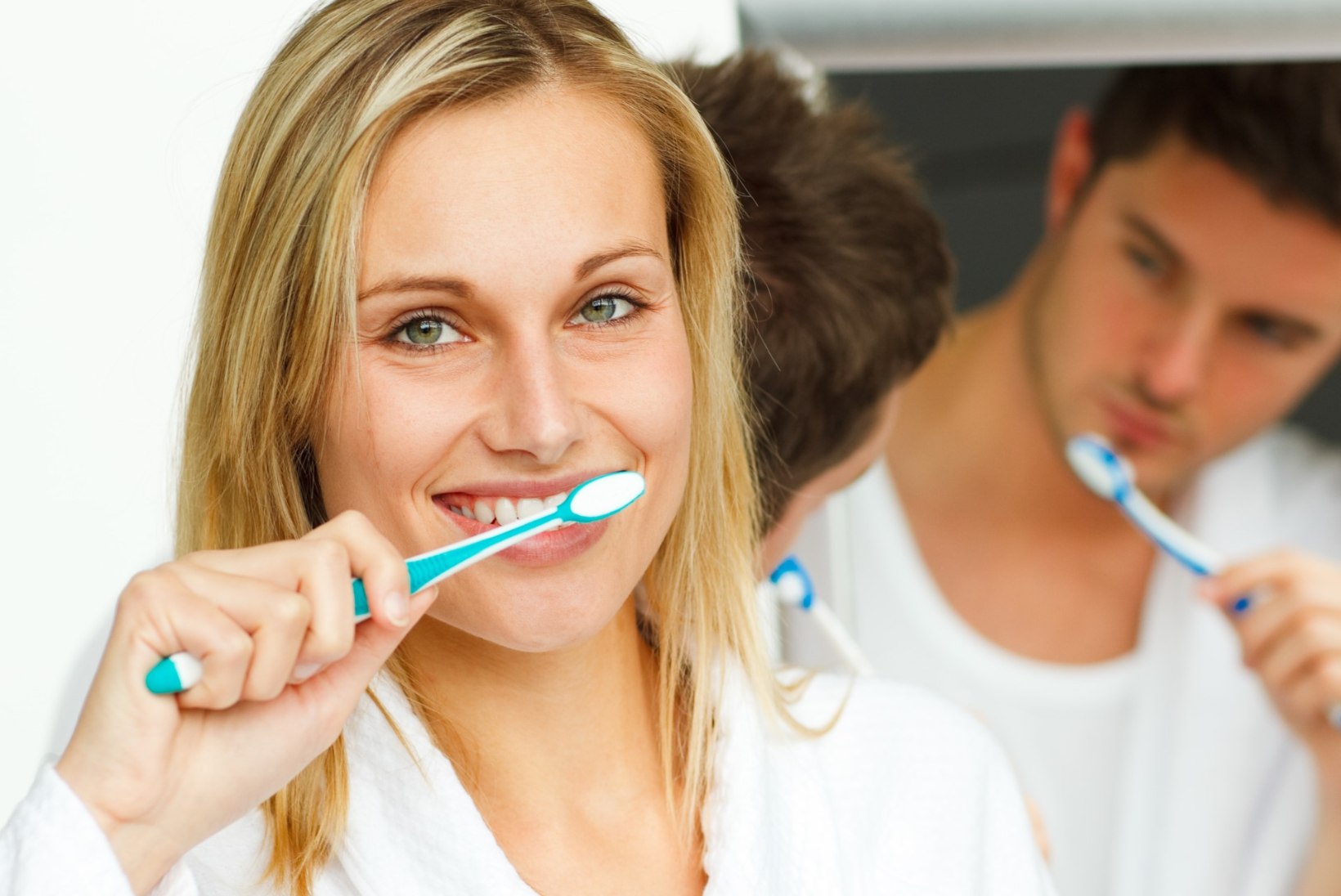 Miks sa peaksid hambaid pimedas pesema?
