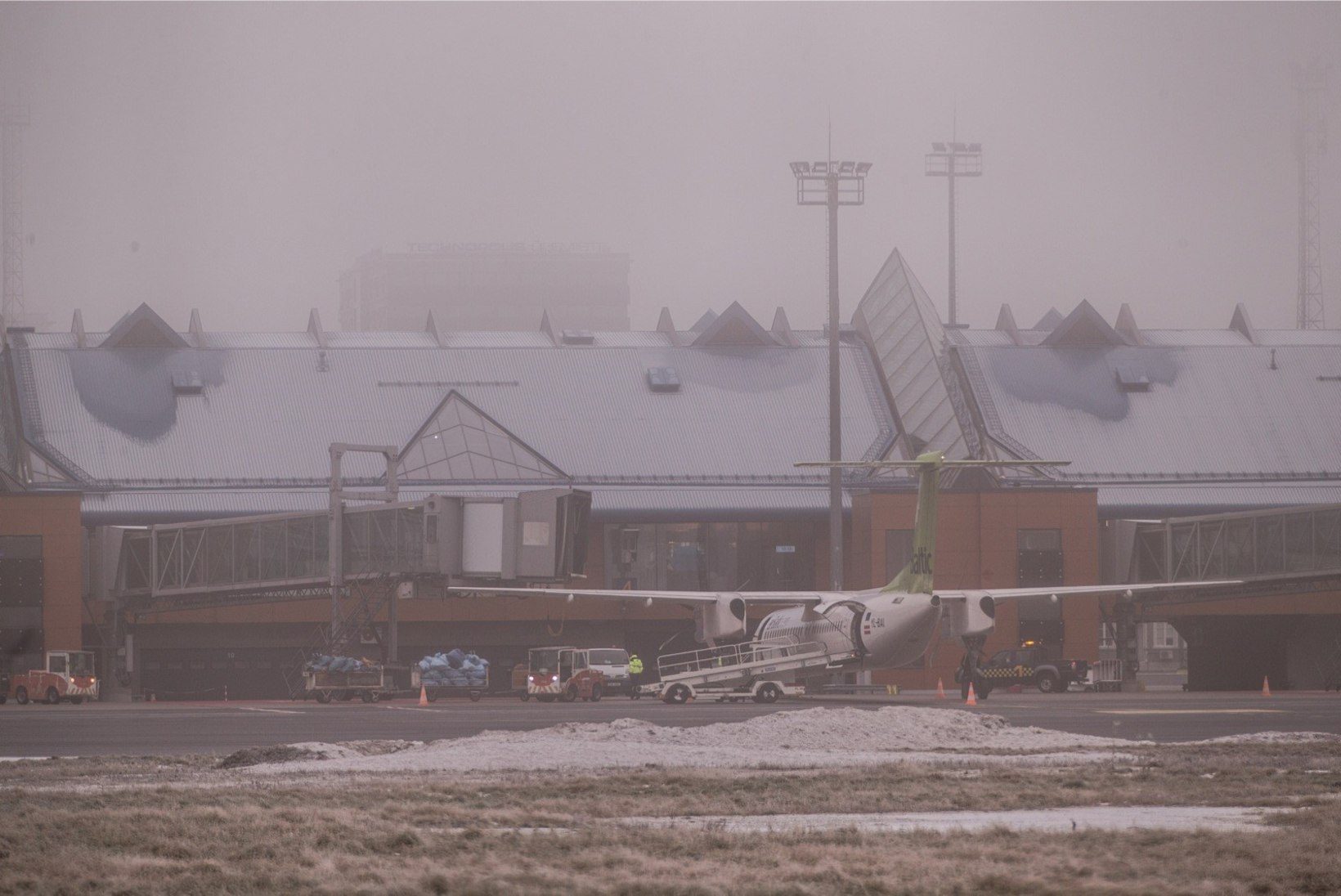 FOTOD | Tihe udu takistab lennujaama tegevust: Riia, Helsingi ja Kärdla lennud hilinevad