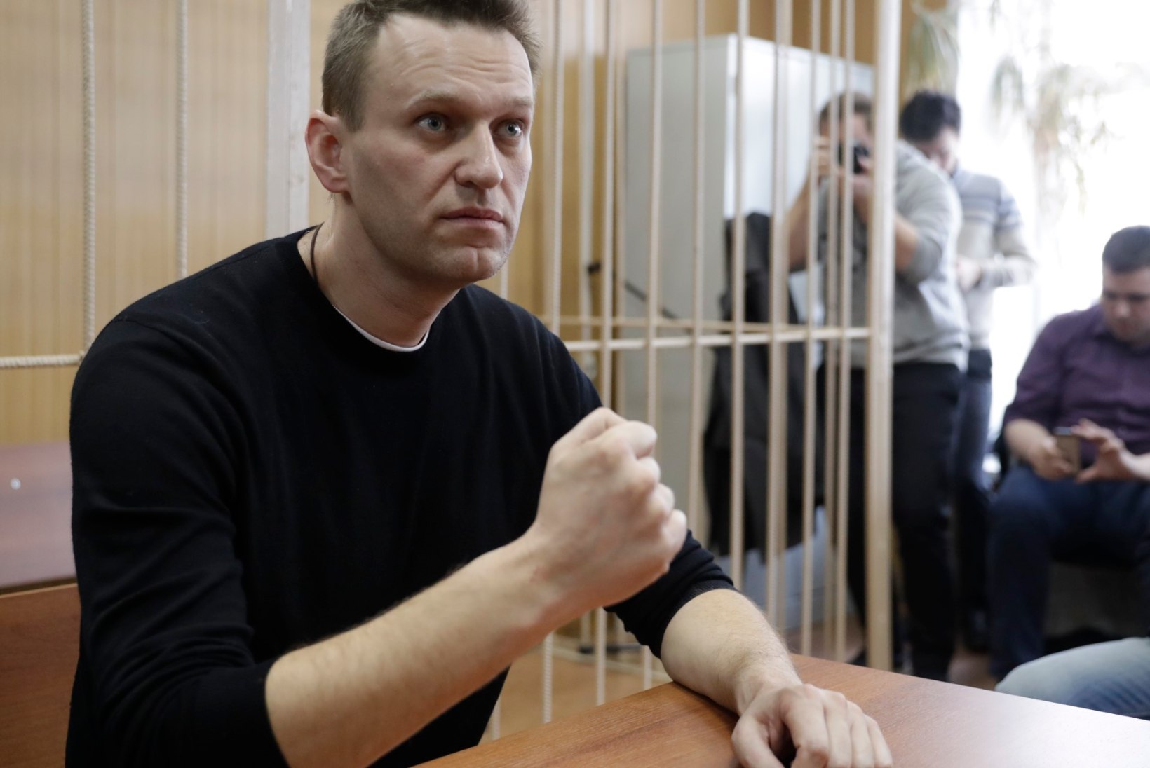 Aleksei Navalnõi hoiab Dmitri Medvedevit pihtide vahel