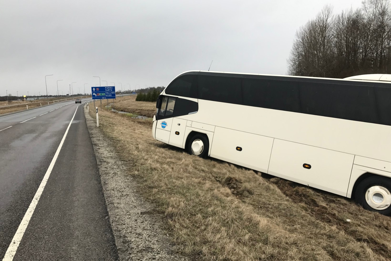 PILDID | Mäos läks kraavi reisijaid täis buss