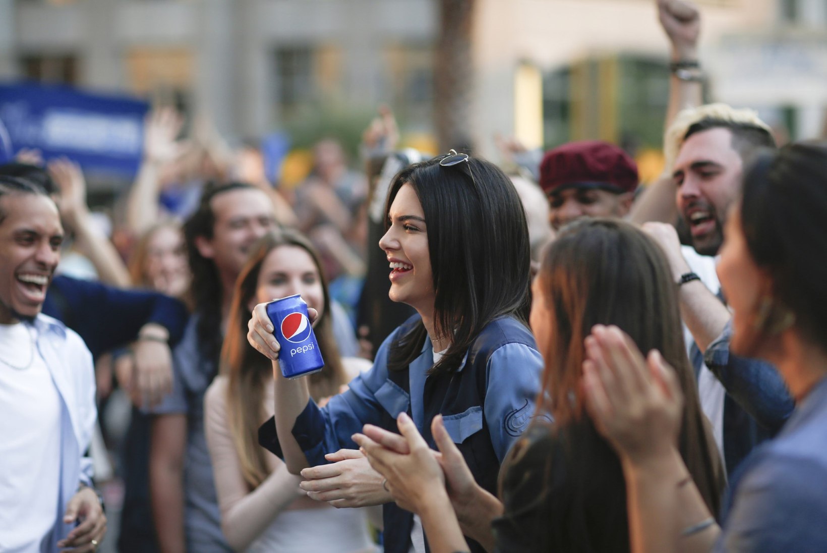 Kendall Jenneri Pepsi reklaamist tuli paks pahandus, klipp võeti eetrist