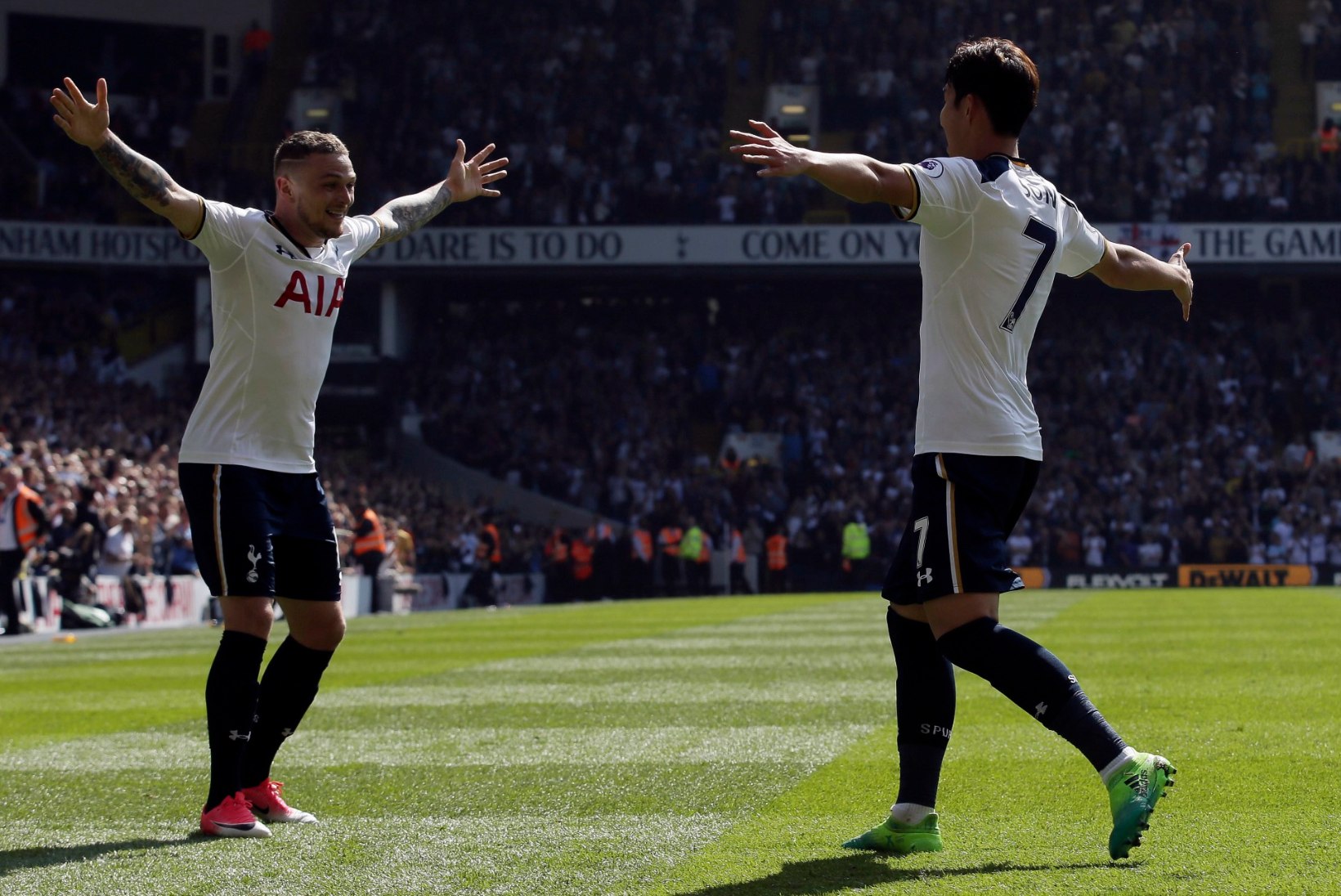 Tottenham vähendas võimsa võiduga vahe Chelsea'ga neljale punktile