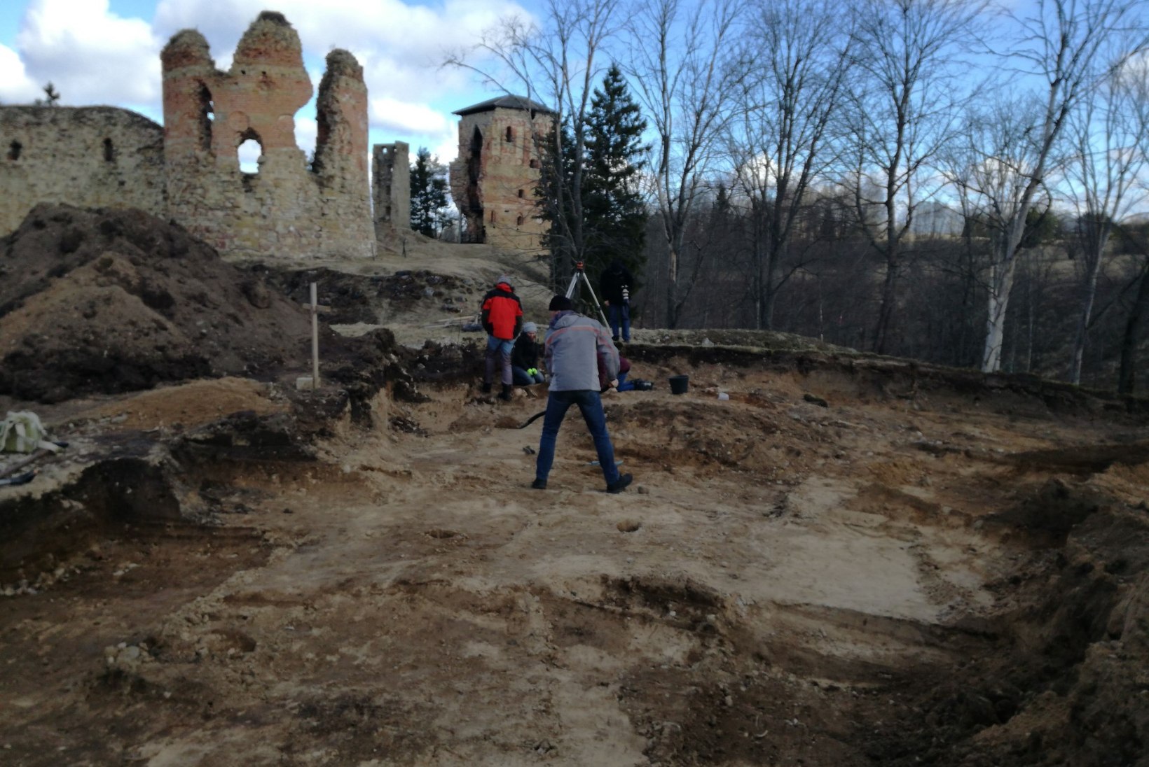 Arheoloogid kaevasid Vastseliinas välja maharaiutud pea ja lõikehaavadega laibad