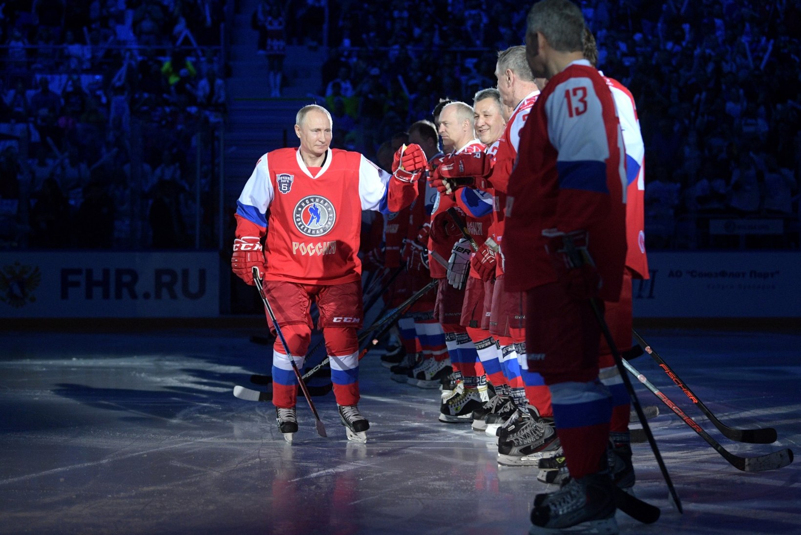 GALERII | Vladimir Putin käis sõbralikus jäähokimängus ninuli