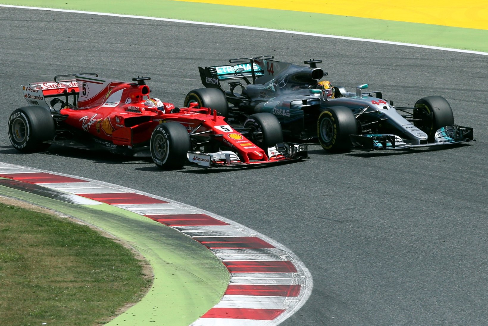 Hamilton mängis Bottase abil Vetteli üle, soomlastel must päev